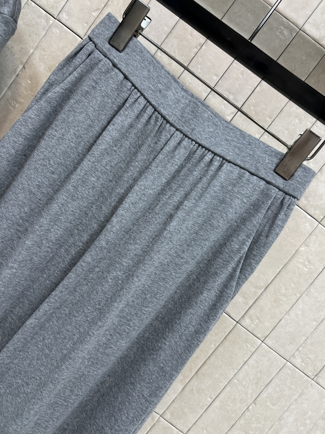 25秋冬新款 花朵装饰不规则斜领长袖+半身裙套装 可以斜肩领的穿法 露肩小心机超美 修身版型百搭不挑人上