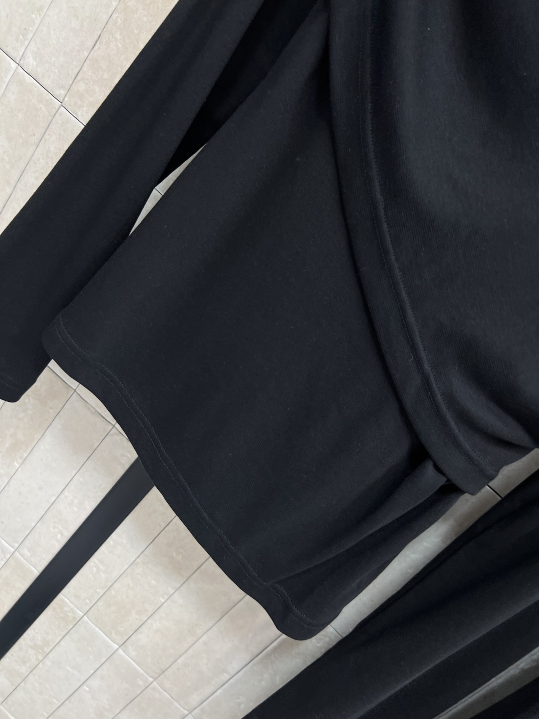 25秋冬新款 花朵装饰不规则斜领长袖+半身裙套装 可以斜肩领的穿法 露肩小心机超美 修身版型百搭不挑人上