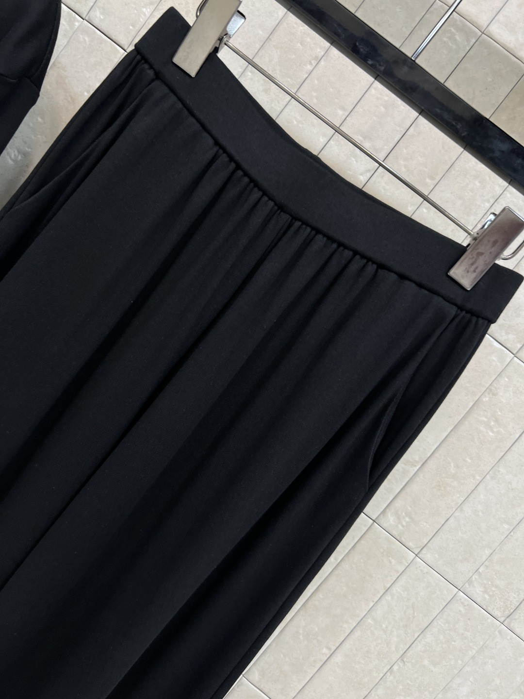 25秋冬新款 花朵装饰不规则斜领长袖+半身裙套装 可以斜肩领的穿法 露肩小心机超美 修身版型百搭不挑人上