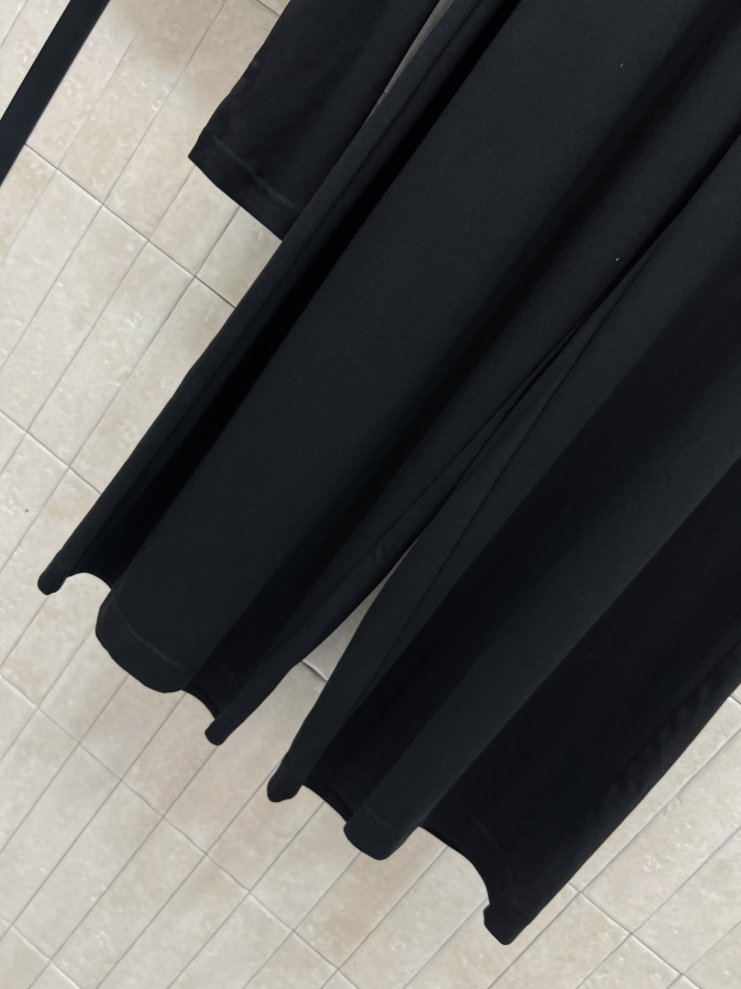 25秋冬新款 花朵装饰不规则斜领长袖+半身裙套装 可以斜肩领的穿法 露肩小心机超美 修身版型百搭不挑人上