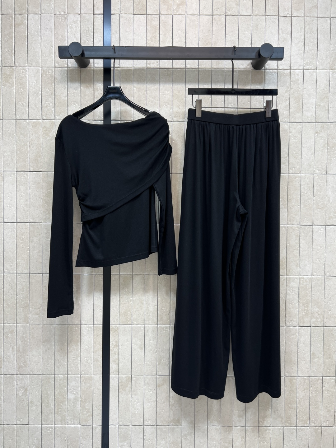 25秋冬新款 花朵装饰不规则斜领长袖+半身裙套装 可以斜肩领的穿法 露肩小心机超美 修身版型百搭不挑人上