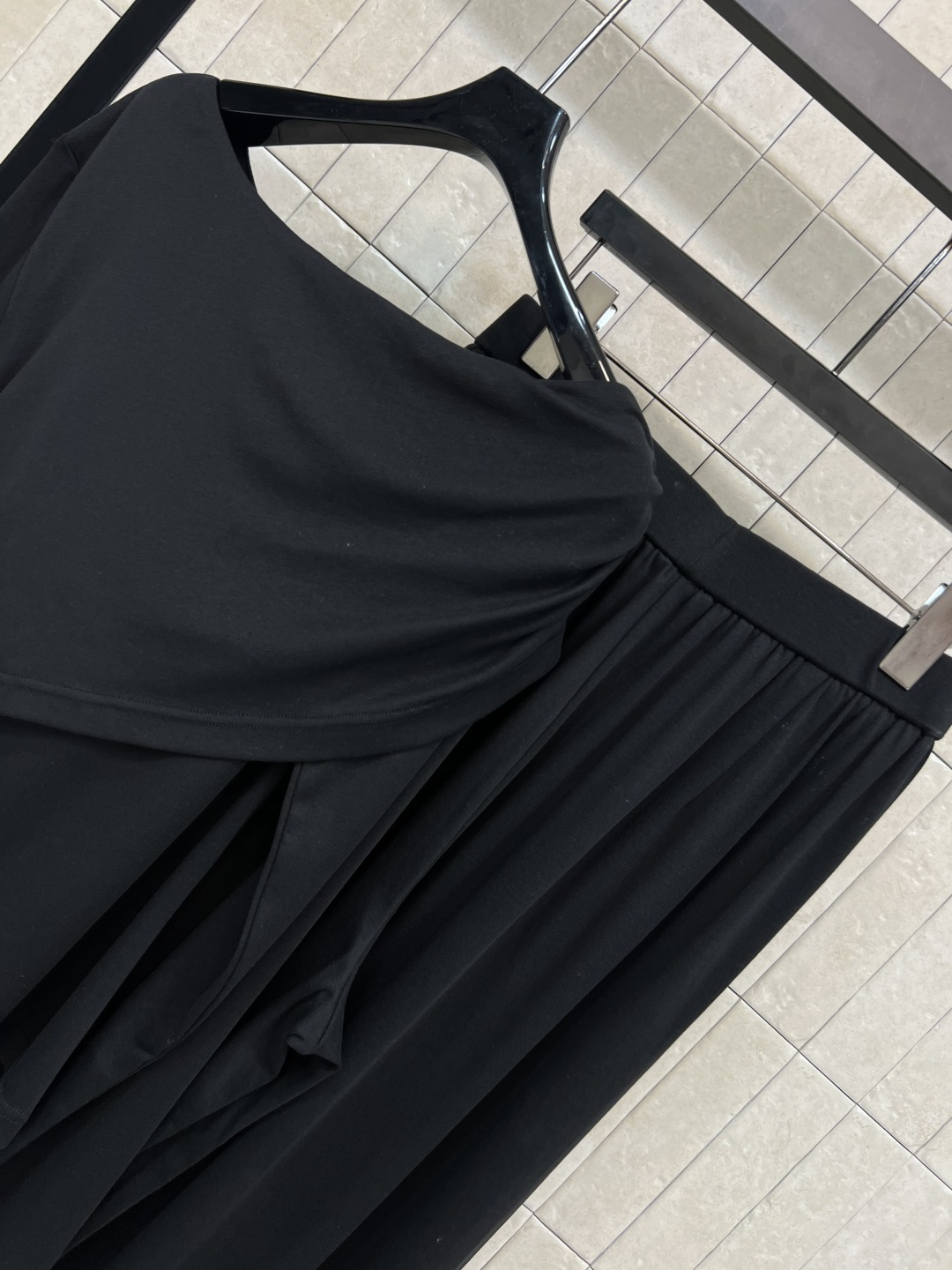 25秋冬新款 花朵装饰不规则斜领长袖+半身裙套装 可以斜肩领的穿法 露肩小心机超美 修身版型百搭不挑人上