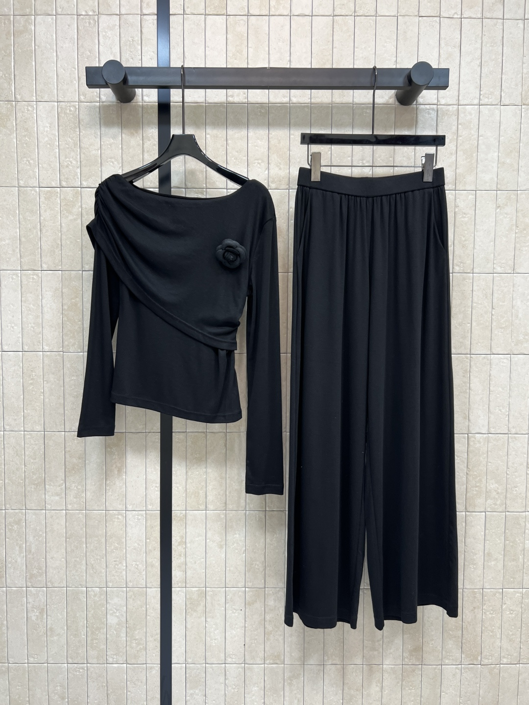 NO:503617,New autumn and winter style, irregular flower decoration, long sleeves with long sleeves + skirt suit, can be worn with a slanted collar, the off-shoulder collar is super beautiful, the slim fit style is versatile, not picky, tall and slim, bringing the confidence of a little woman, a set of matching is very elegant and intellectual, small sexy and ladylike, two colors and three codes Size/S-M-L,, skirts, alexander wang19860909秋冬新款 花朵装饰不规则斜领长袖+半身裙套装 可以斜肩领的穿法 露肩小心机超美 修身版型百搭不挑人上身高挑显瘦 自带小女人的自信 一套搭配上身很优雅知性 小性感又不失淑女风范 两色三码 Size/S-M-L,,skirts,alexander wang,Women's clothing