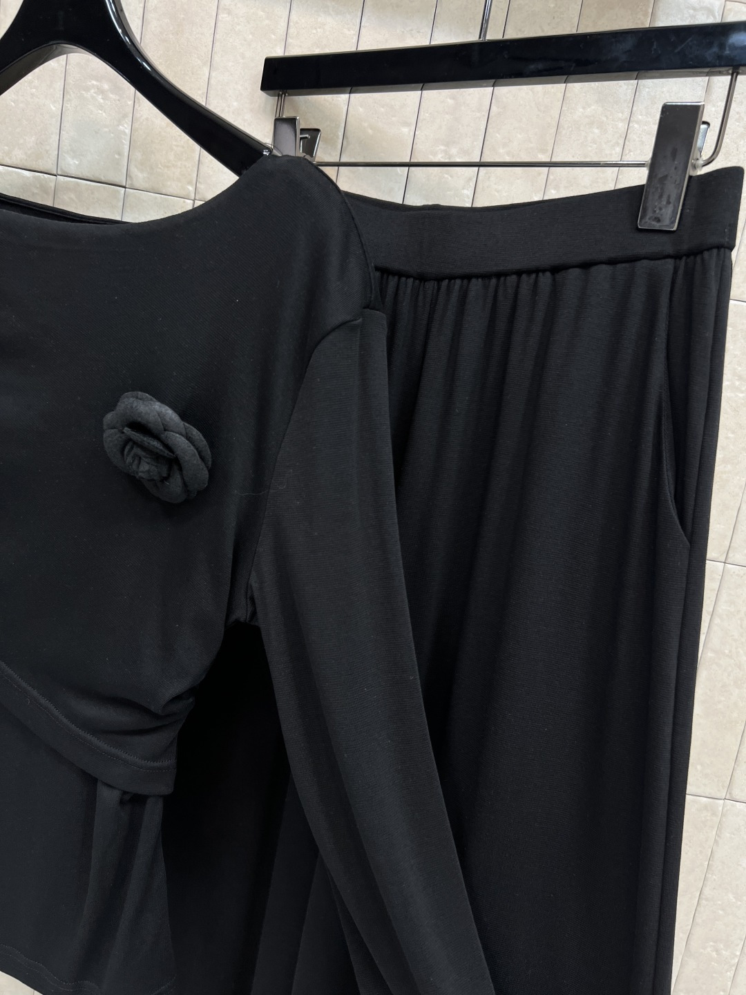 25秋冬新款 花朵装饰不规则斜领长袖+半身裙套装 可以斜肩领的穿法 露肩小心机超美 修身版型百搭不挑人上