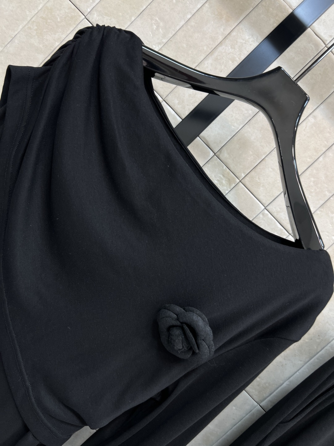 25秋冬新款 花朵装饰不规则斜领长袖+半身裙套装 可以斜肩领的穿法 露肩小心机超美 修身版型百搭不挑人上