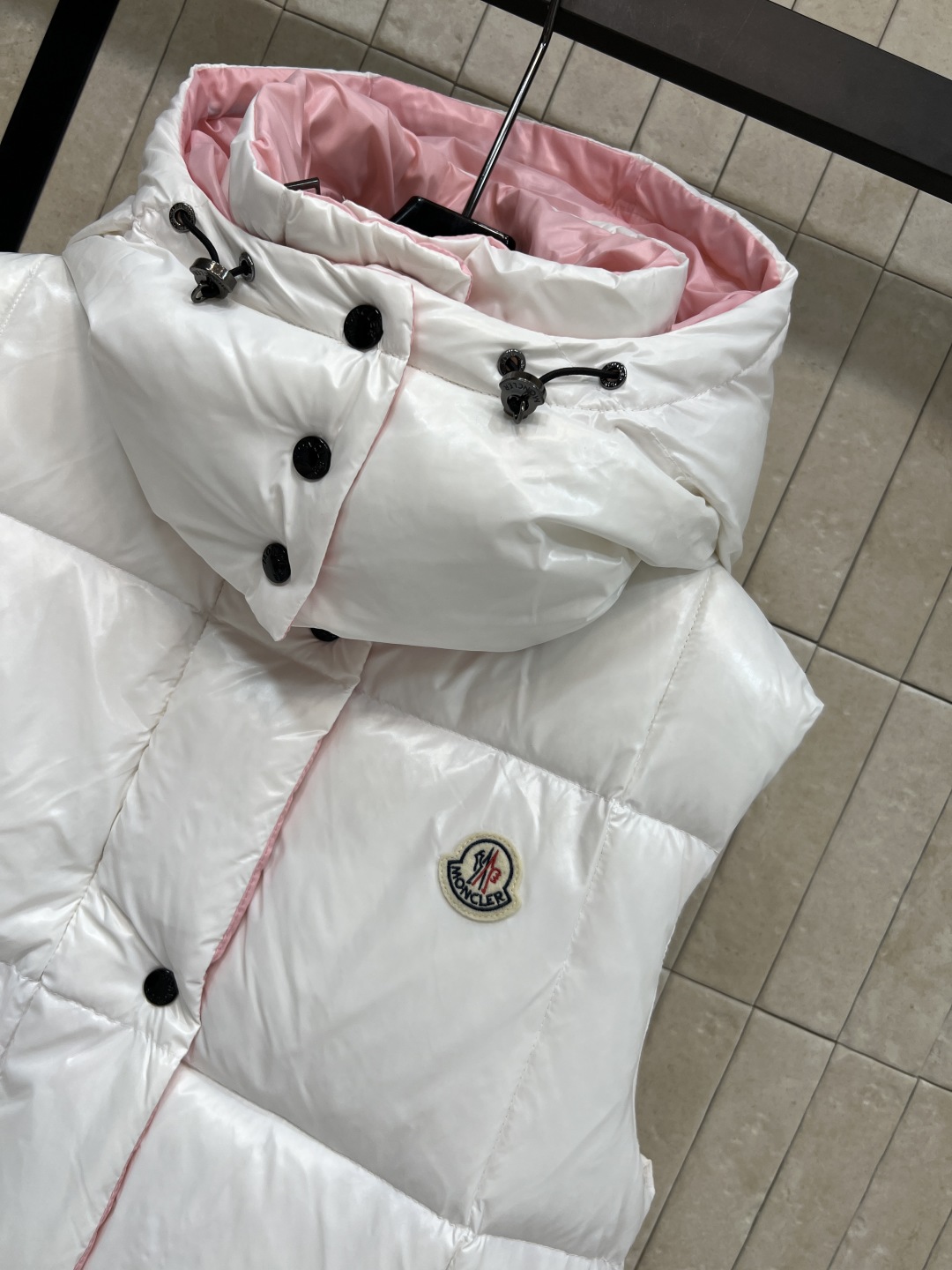 M家 25秋冬新款 连帽立领羽绒马甲 可拆卸连帽设计 可以做撞色穿搭 立领夹克版型 上身显瘦又帅气十足 