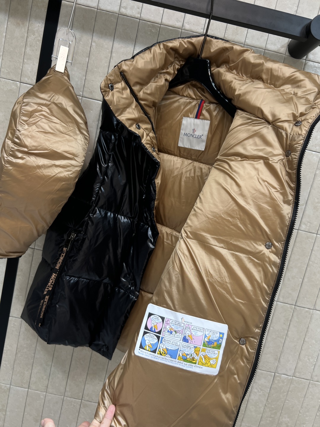 M家 25秋冬新款 连帽立领羽绒马甲 可拆卸连帽设计 可以做撞色穿搭 立领夹克版型 上身显瘦又帅气十足 