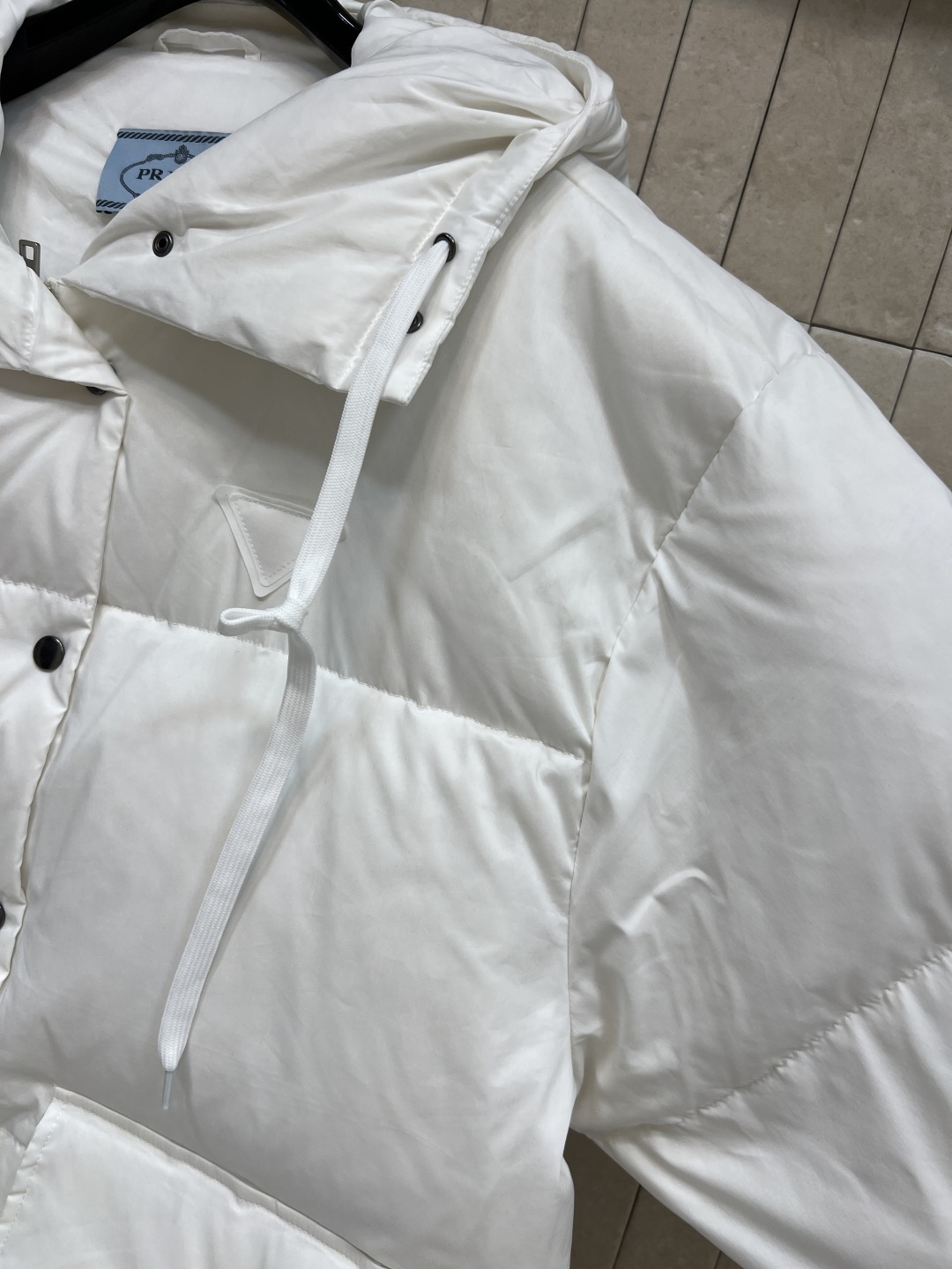 PD家 25秋冬新款 经典三角标连帽羽绒服 中长款的长度 可以遮住PP位置 保暖性很强 连帽内里收腰版型
