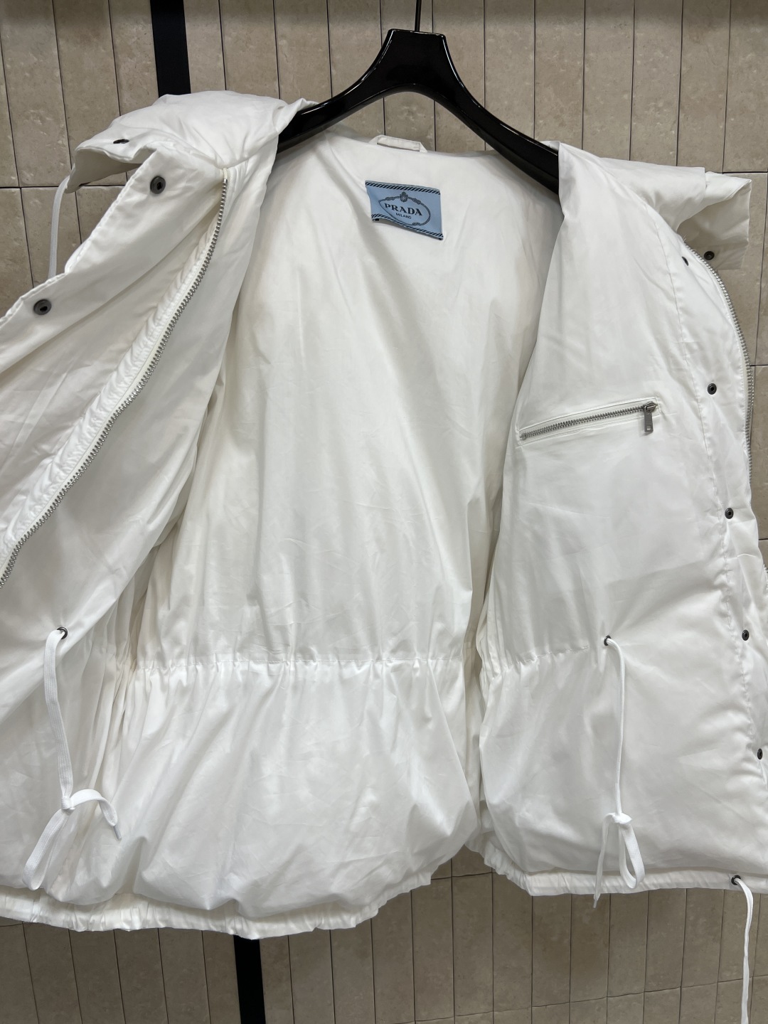 PD家 25秋冬新款 经典三角标连帽羽绒服 中长款的长度 可以遮住PP位置 保暖性很强 连帽内里收腰版型