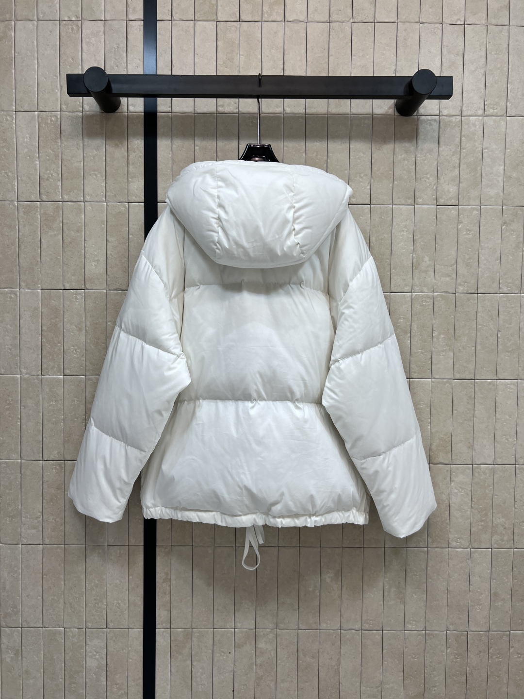 PD家 25秋冬新款 经典三角标连帽羽绒服 中长款的长度 可以遮住PP位置 保暖性很强 连帽内里收腰版型