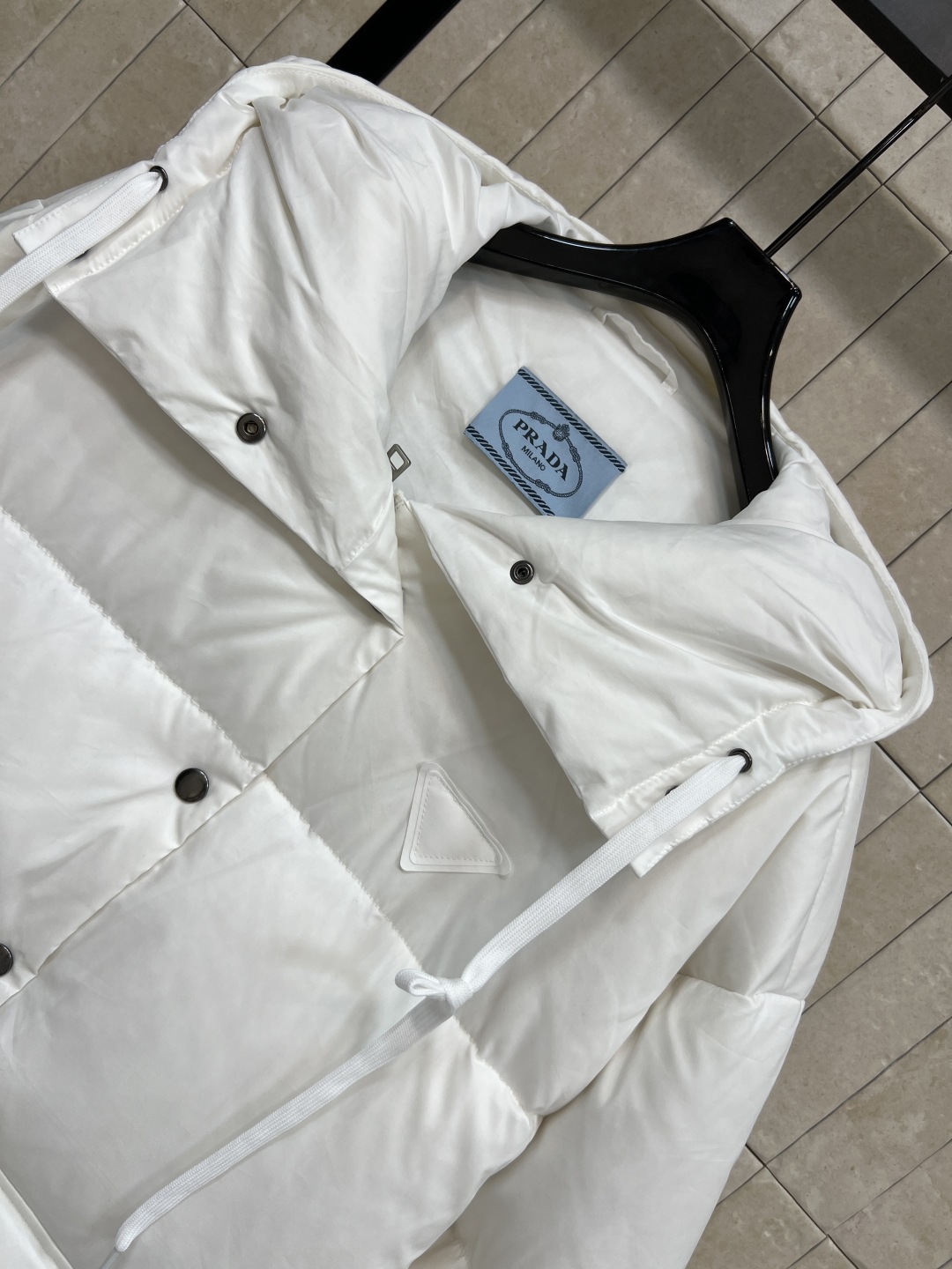 PD家 25秋冬新款 经典三角标连帽羽绒服 中长款的长度 可以遮住PP位置 保暖性很强 连帽内里收腰版型