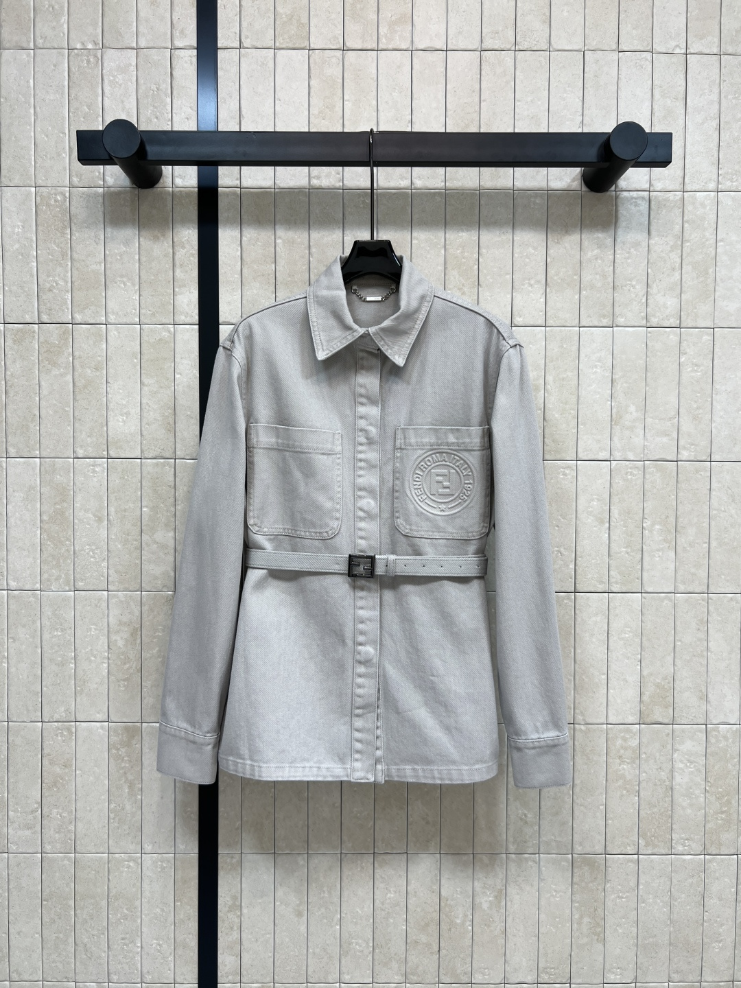 NO:503618,FD Home 25 autumn and winter new styles, relief logo pattern denim western series, short shirt jacket + belt shirt jacket + straight pants, minimalist design full of vitality, versatile style, elegant style, classic relief, letters loho durable and fashionable, simple and high-end, a series of daily casual recommendations, full of age-reducing girlish feeling, one color three-code Size/S-M-L,,dior, jackets & coats,shirts,alexander wang19860909FD家 25秋冬新款 浮雕logo图案牛仔西系列 衬衫短款外套+腰带衬衫外套+直筒裤 极简设计活力感爆棚 百搭版型 气质优雅风 经典的浮雕 字母loho耐看时髦绝绝子 简约不失高级 一系列搭配日常休闲推荐 满满的减龄少女感 一色三码Size/S-M-L,,dior,jackets & coats,shirts,alexander wang,Women's clothing