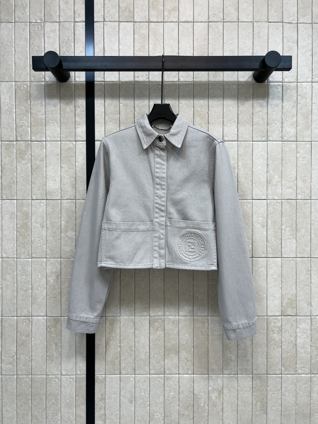 NO:503631,FD Home 25 autumn and winter new styles, relief logo pattern denim western series, short shirt jacket + belt shirt jacket + straight pants, minimalist design full of vitality, versatile style, elegant style, classic relief, letters loho durable and fashionable, simple and high-end, a series of daily casual recommendations, full of age-reducing girlish feeling, one color three-code Size/S-M-L,,dior, jackets & coats,shirts,alexander wang19860909FD家 25秋冬新款 浮雕logo图案牛仔西系列 衬衫短款外套+腰带衬衫外套+直筒裤 极简设计活力感爆棚 百搭版型 气质优雅风 经典的浮雕 字母loho耐看时髦绝绝子 简约不失高级 一系列搭配日常休闲推荐 满满的减龄少女感 一色三码Size/S-M-L,,dior,jackets & coats,shirts,alexander wang,Women's clothing