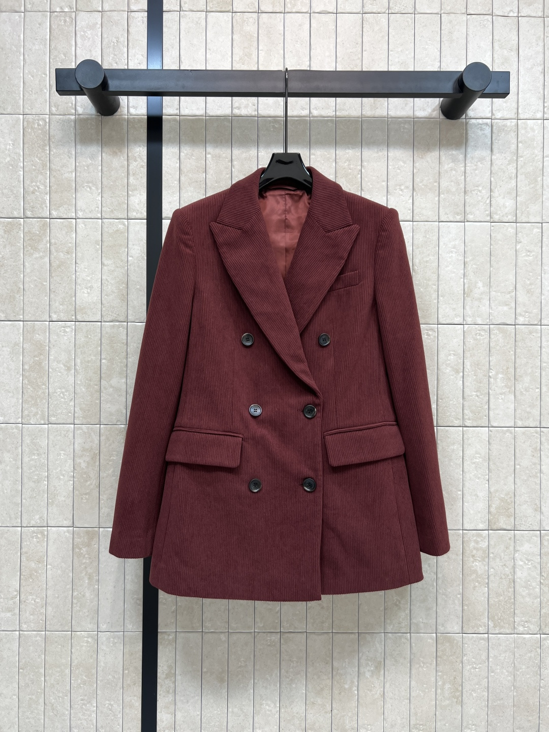 NO:504342,New autumn and winter style corduroy suit jacket, high-end style, very elegant style, very elegant, suit lapels, logo, double row buttons, double pocket design, silhouette but slim effect, details are handled well, retro red upper body makes the look look white, match with jeans, or any item is very good, New Year's suit holds one color and four sizes size/S-M-L- XL,, jeans, jackets & coats, business suit, alexander wang19860909秋冬新款 灯芯绒西装外套 高级气质款很衬气质 版型很正西装翻领搭配logo双排纽扣点缀双口袋设计 廓型但有修身效果 细节处理得很到位 复古红色上身巨显气质显白绝绝子 下身搭配个牛仔裤 或者是任何单品都很好看 新年战衣拿捏住了一色四码 size/S-M-L- XL,,jeans,jackets & coats,business suit,alexander wang,Women's clothing