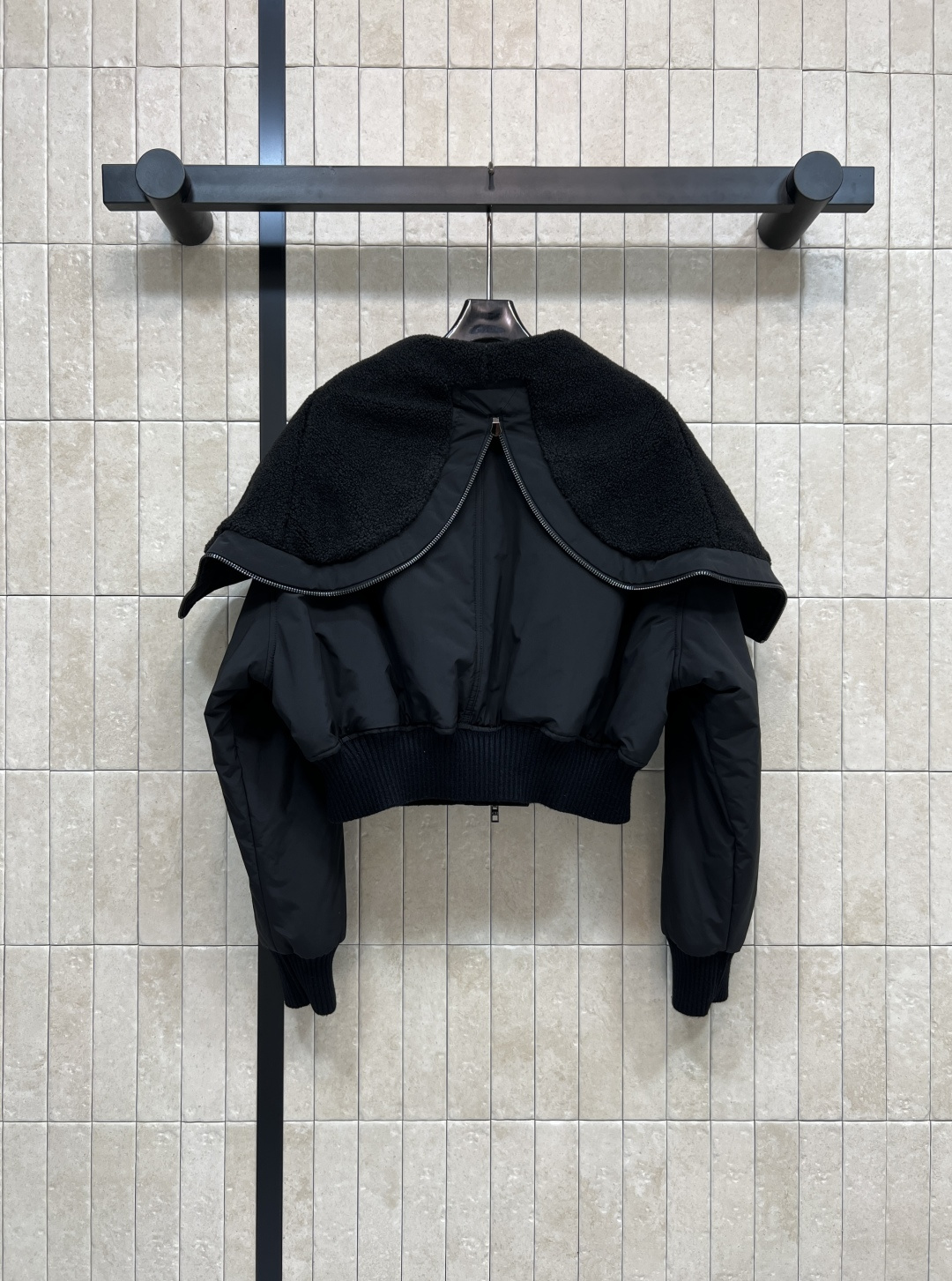 D家 25秋冬新款 大翻领短款棉服 大翻领里面拼接羊毛呢面料 可以拉上拉链做帽子 宽松短款薄棉服设计 轻