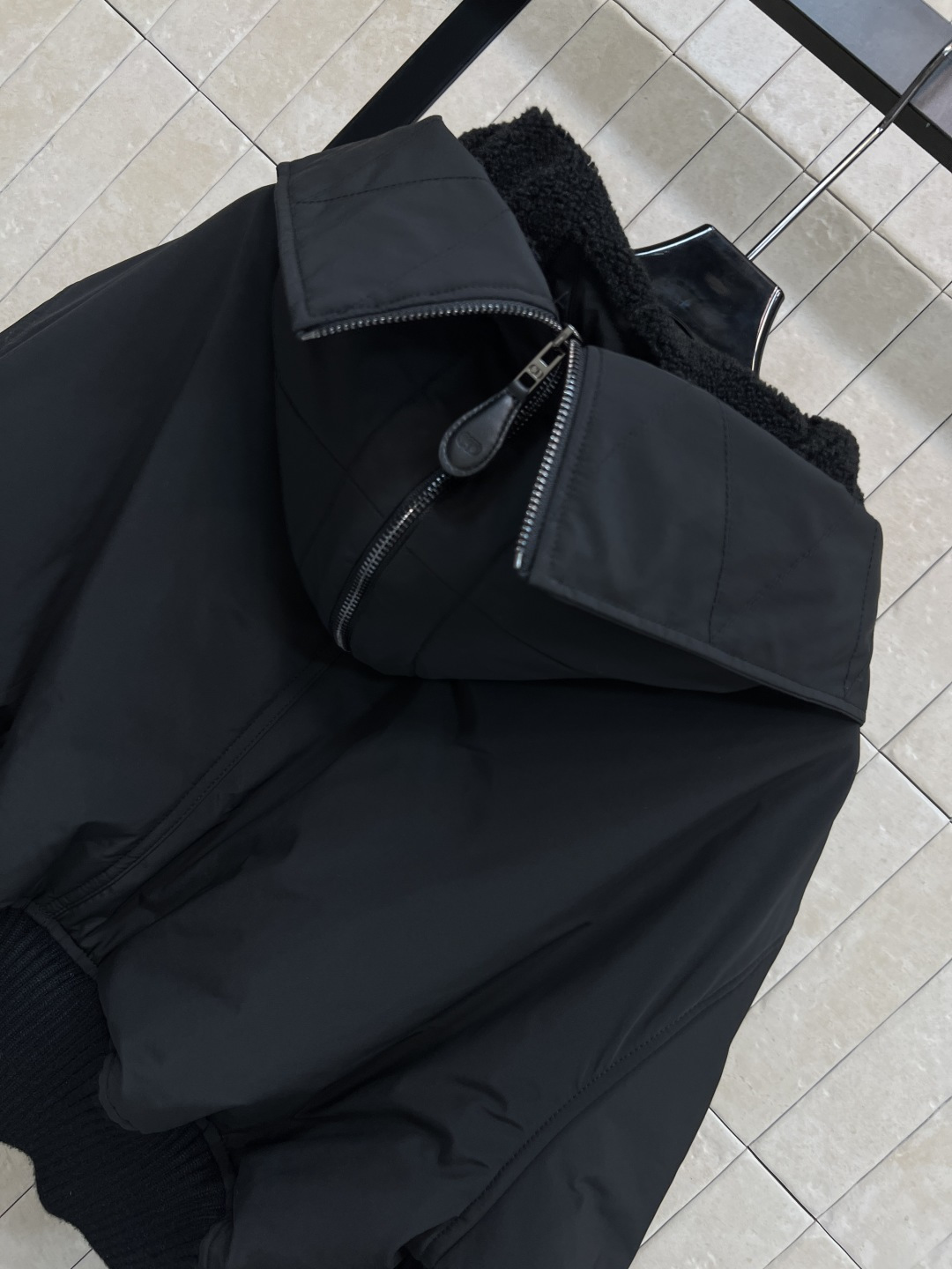 D家 25秋冬新款 大翻领短款棉服 大翻领里面拼接羊毛呢面料 可以拉上拉链做帽子 宽松短款薄棉服设计 轻