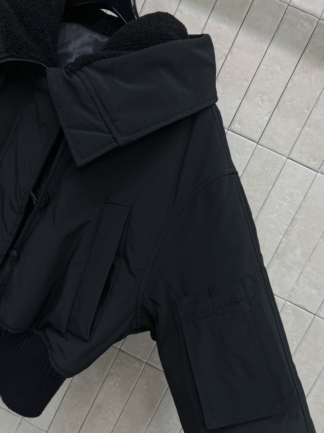 D家 25秋冬新款 大翻领短款棉服 大翻领里面拼接羊毛呢面料 可以拉上拉链做帽子 宽松短款薄棉服设计 轻