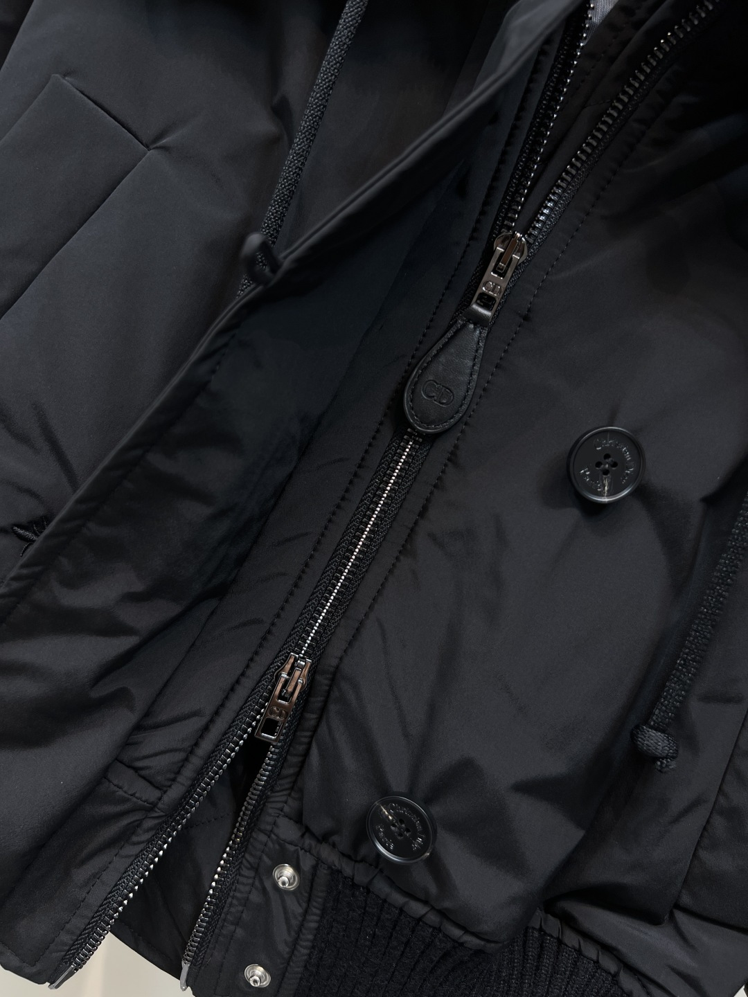 D家 25秋冬新款 大翻领短款棉服 大翻领里面拼接羊毛呢面料 可以拉上拉链做帽子 宽松短款薄棉服设计 轻