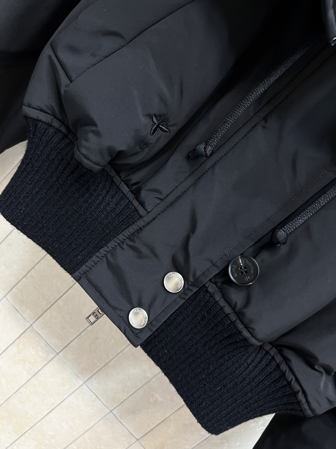 D家 25秋冬新款 大翻领短款棉服 大翻领里面拼接羊毛呢面料 可以拉上拉链做帽子 宽松短款薄棉服设计 轻