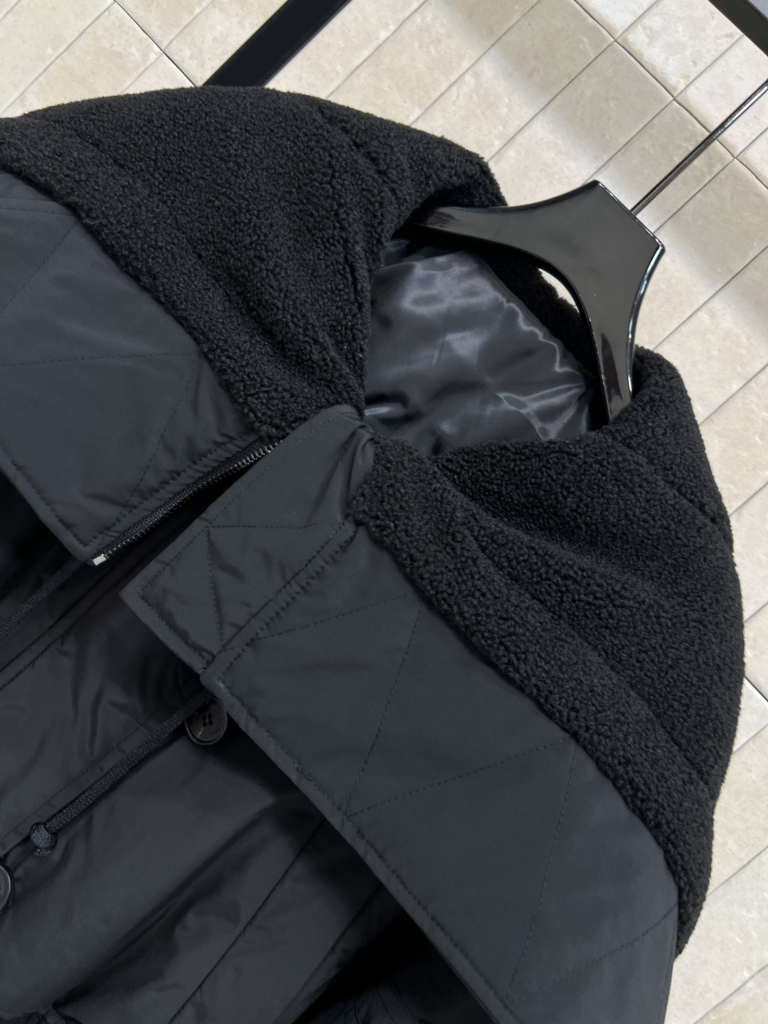 D家 25秋冬新款 大翻领短款棉服 大翻领里面拼接羊毛呢面料 可以拉上拉链做帽子 宽松短款薄棉服设计 轻