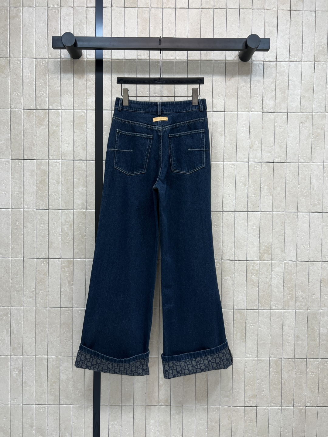 D家 25秋冬新款 斜扣可翻边牛仔长裤 高颜值 百搭无烦恼 就是很干净的感觉 定制里面D字母提花牛仔面料