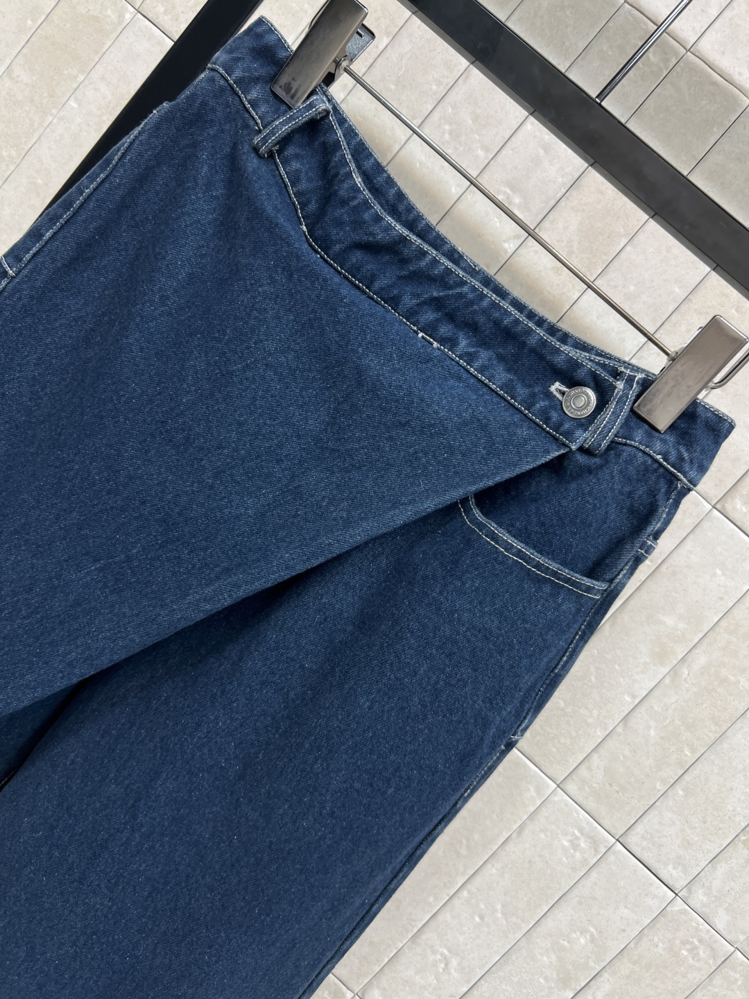 D家 25秋冬新款 斜扣可翻边牛仔长裤 高颜值 百搭无烦恼 就是很干净的感觉 定制里面D字母提花牛仔面料