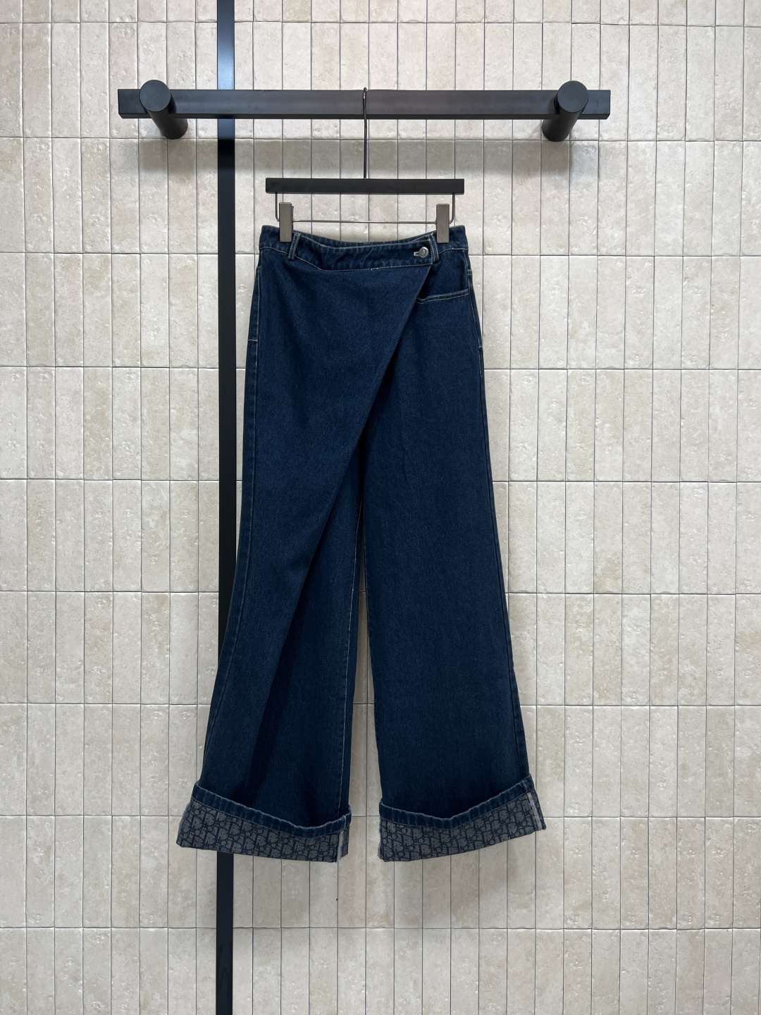 NO:504355,D Home 25 autumn and winter new style, slanted buckles can be folded jeans, high appearance, versatile and worry-free, it just feels very clean. The D letter jacquard denim fabric is customized, with a lazy temperament, straight loose pants that are so good that they are super covered with flesh and slimming. The ease of having long legs is very friendly to any body. It is a must-have for everyone. It is really great!  Very comfortable wash cowboy cotton, old fermented and washed shape, high quality, one color, four sizes, Size/S-M-L- XL,,dior,alexander wang19860909D家 25秋冬新款 斜扣可翻边牛仔长裤 高颜值 百搭无烦恼 就是很干净的感觉 定制里面D字母提花牛仔面料 自带慵懒气质直筒宽松裤型好到爆 超遮肉显瘦 轻松拥有大长腿的版型对任何身材都很友好 人手必备 真的很赞！手感很舒服的洗水牛仔棉 做旧酵洗造型 高品质 一色四码 Size/S-M-L- XL,,dior,alexander wang,Women's clothing