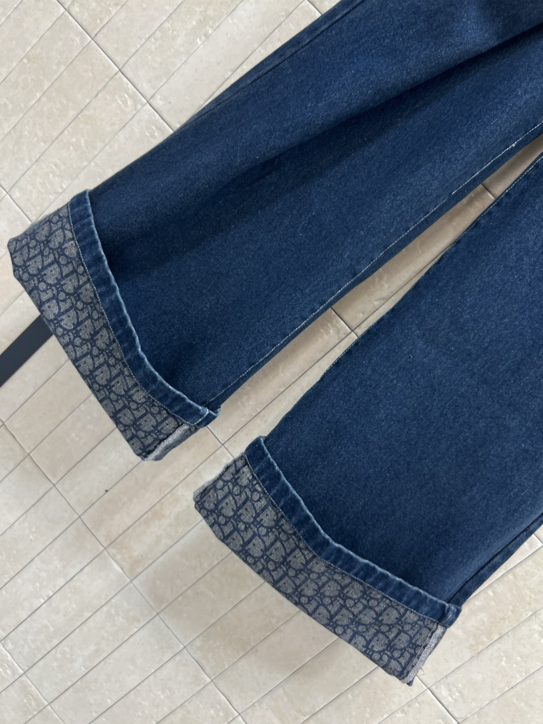 D家 25秋冬新款 斜扣可翻边牛仔长裤 高颜值 百搭无烦恼 就是很干净的感觉 定制里面D字母提花牛仔面料