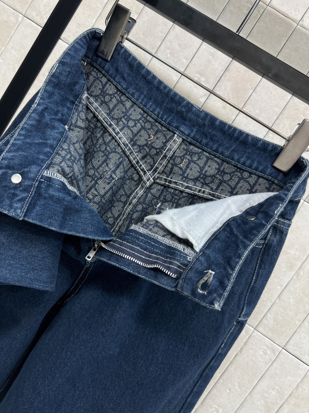 D家 25秋冬新款 斜扣可翻边牛仔长裤 高颜值 百搭无烦恼 就是很干净的感觉 定制里面D字母提花牛仔面料