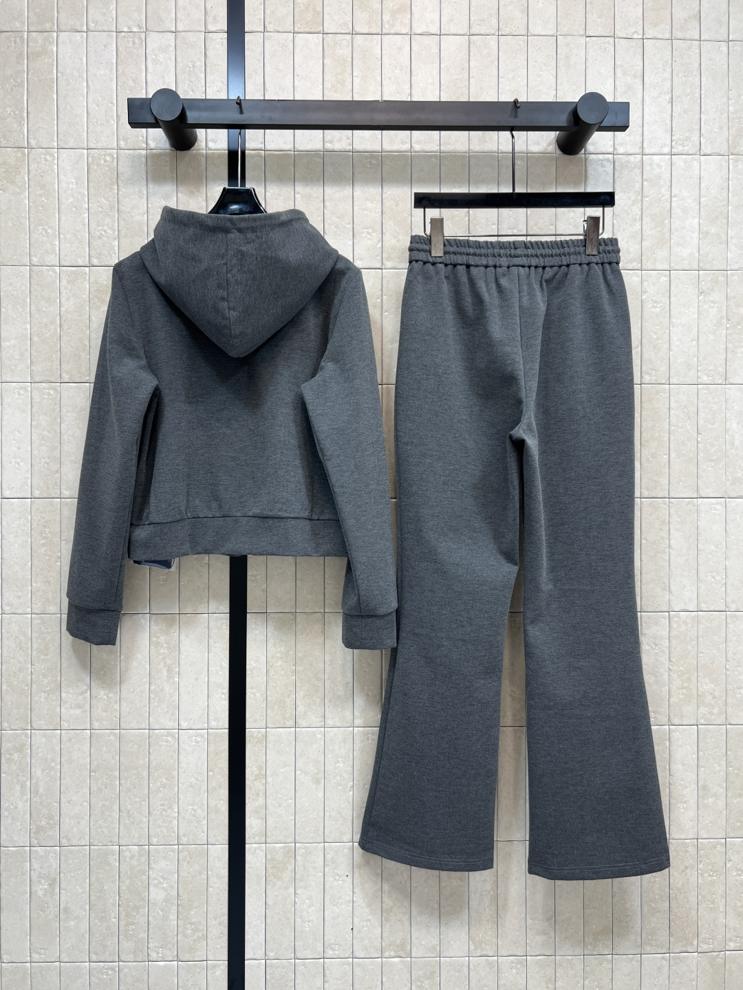 L家25秋冬新款 运动休闲套装 一套休闲又时尚的运动套装 连帽拉链外套+高腰微喇叭裤 青春减龄感拉满 经