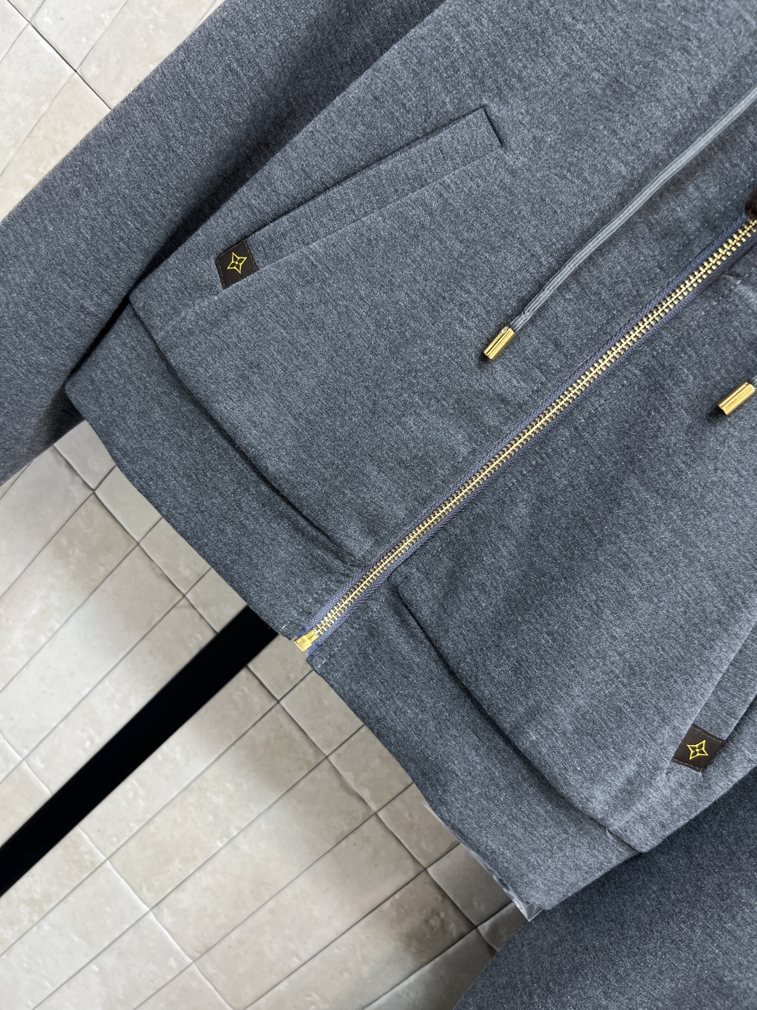 L家25秋冬新款 运动休闲套装 一套休闲又时尚的运动套装 连帽拉链外套+高腰微喇叭裤 青春减龄感拉满 经