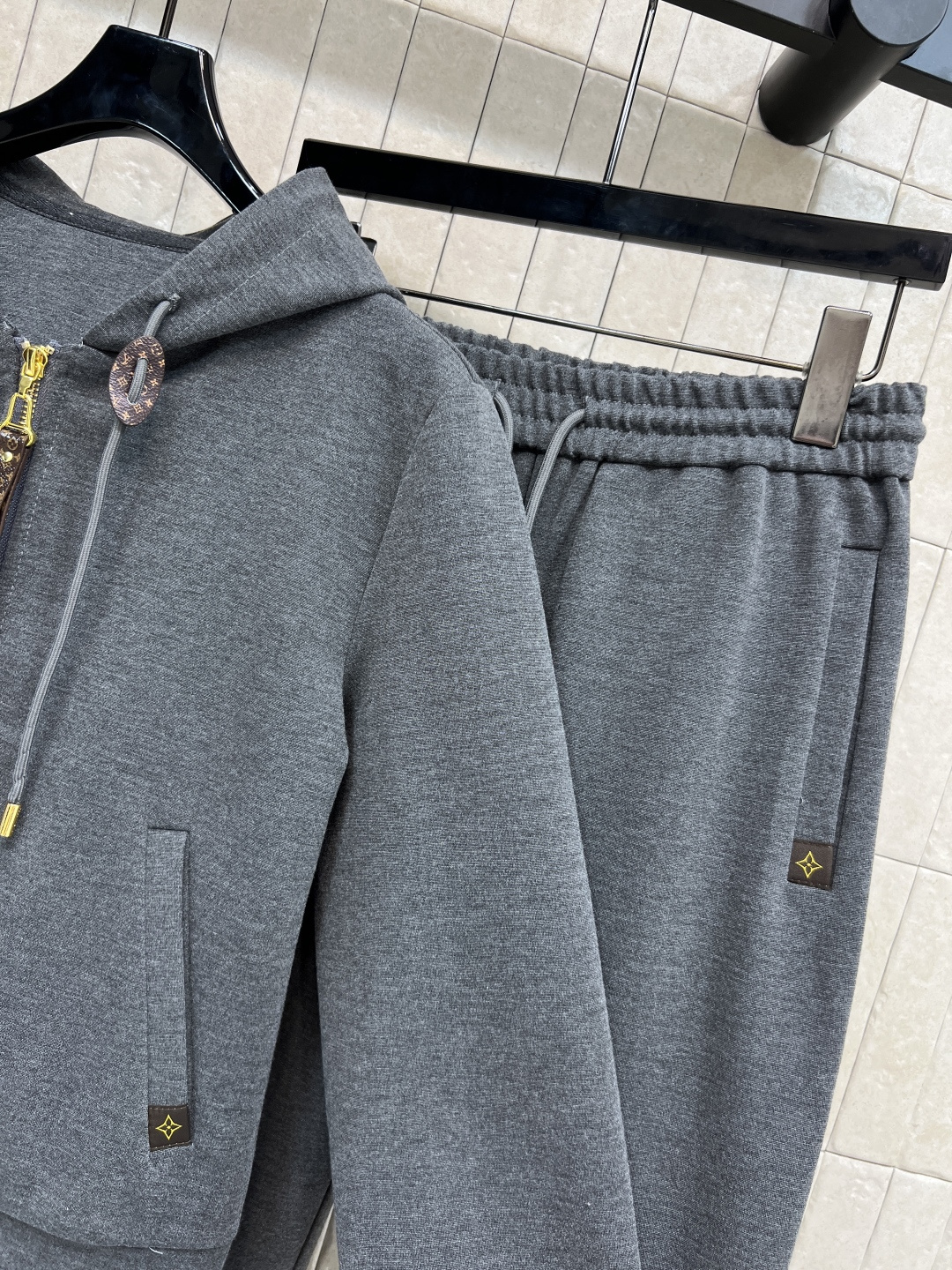 L家25秋冬新款 运动休闲套装 一套休闲又时尚的运动套装 连帽拉链外套+高腰微喇叭裤 青春减龄感拉满 经