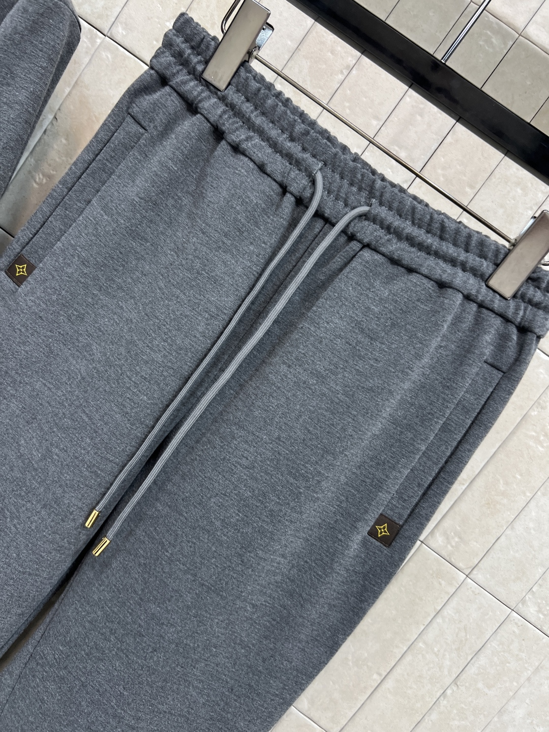 L家25秋冬新款 运动休闲套装 一套休闲又时尚的运动套装 连帽拉链外套+高腰微喇叭裤 青春减龄感拉满 经