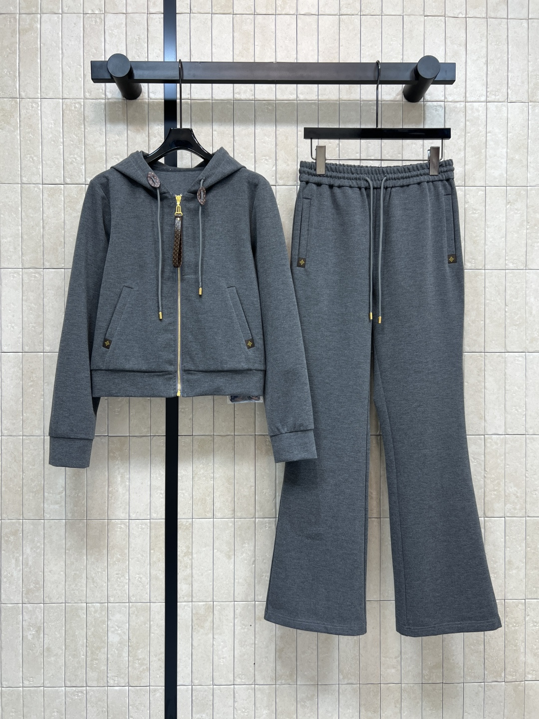 NO:504366,L's 25 autumn and winter new sports and leisure suit A casual and fashionable sports suit Hooded zipper jacket + high-waisted micro-flare pants Youthful age-reducing feeling Full of classic presbyopia leather decoration A set of upper body full of age-reducing feeling Full of upper body High-body ratio High-facing height-reducing ratio It looks good when paired separately One set for sale Two colors and three codes Size/S-M-L,,louis vuitton,jackets & coats,hats,alexander wang19860909L家25秋冬新款 运动休闲套装 一套休闲又时尚的运动套装 连帽拉链外套+高腰微喇叭裤 青春减龄感拉满 经典老花皮革装饰 一套上身减龄感拉满 上身非常显身高比例 分开搭配也很好看 一套出售 两色三码 Size/S-M-L,,louis vuitton,jackets & coats,hats,alexander wang,Women's clothing