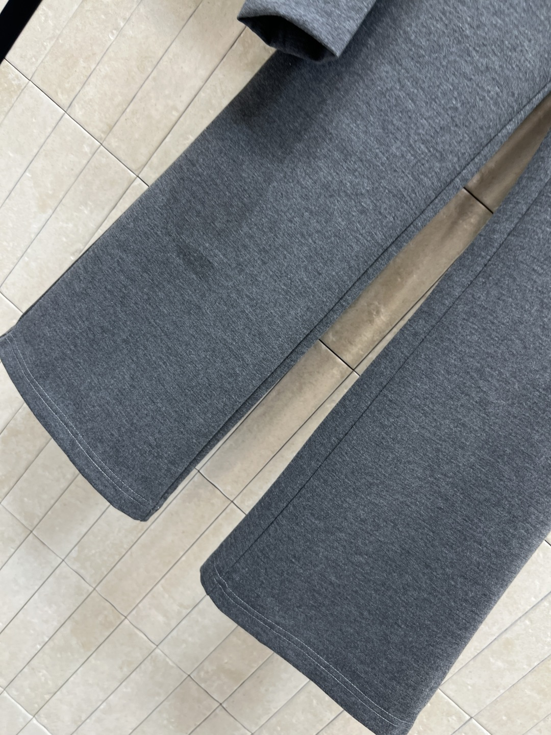 L家25秋冬新款 运动休闲套装 一套休闲又时尚的运动套装 连帽拉链外套+高腰微喇叭裤 青春减龄感拉满 经