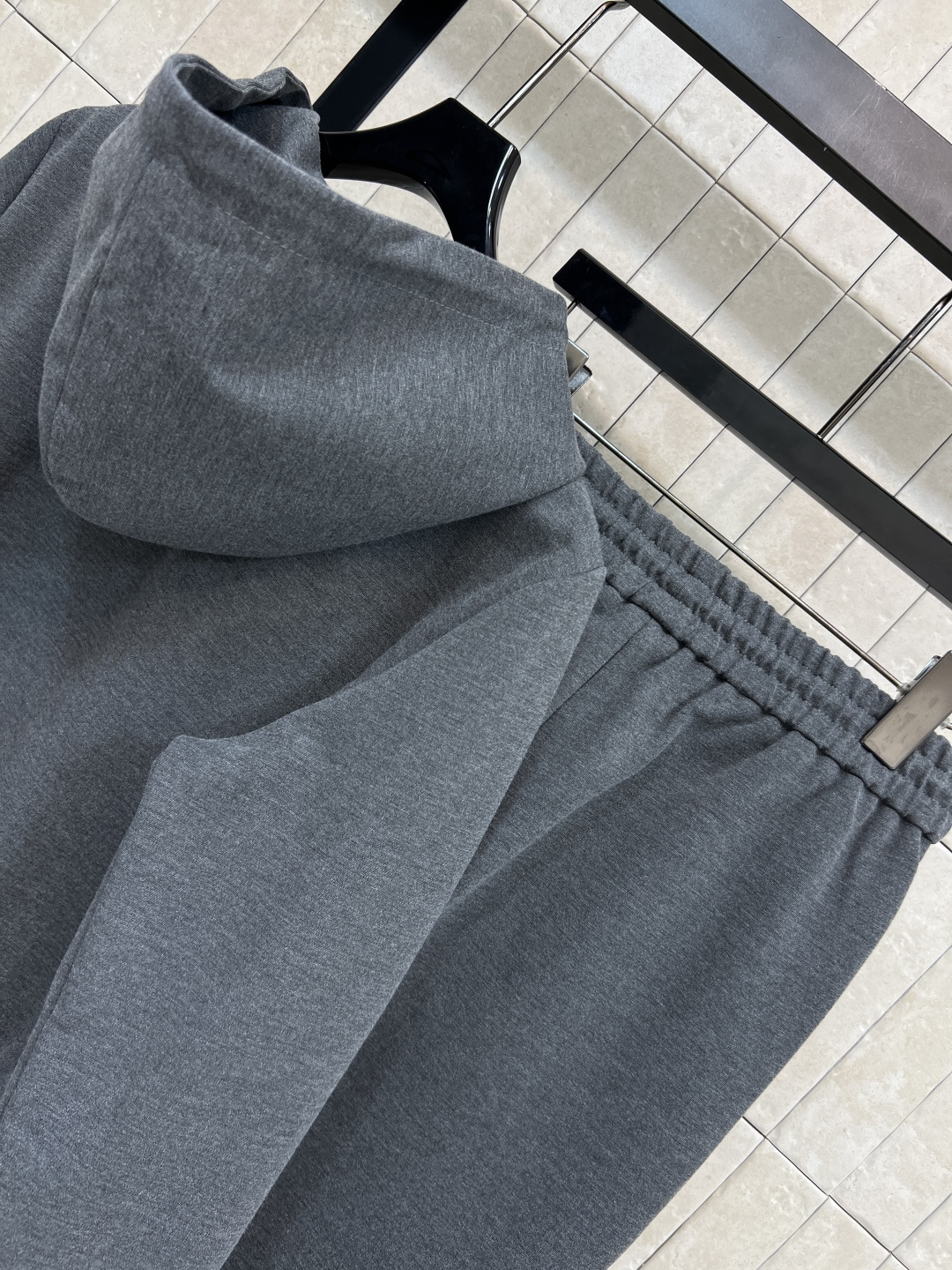 L家25秋冬新款 运动休闲套装 一套休闲又时尚的运动套装 连帽拉链外套+高腰微喇叭裤 青春减龄感拉满 经