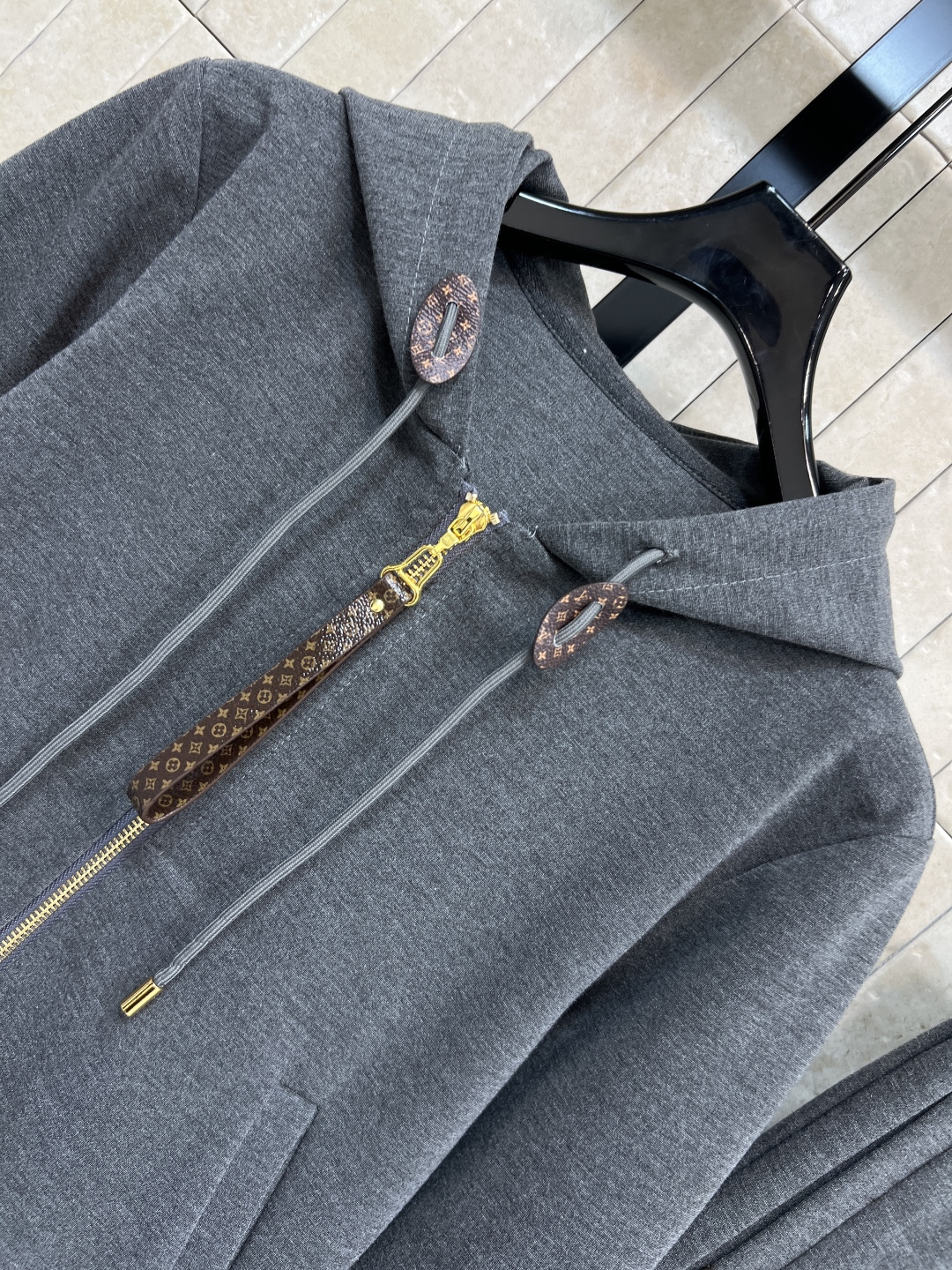 L家25秋冬新款 运动休闲套装 一套休闲又时尚的运动套装 连帽拉链外套+高腰微喇叭裤 青春减龄感拉满 经