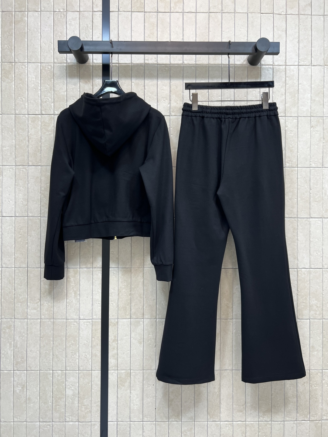 L家25秋冬新款 运动休闲套装 一套休闲又时尚的运动套装 连帽拉链外套+高腰微喇叭裤 青春减龄感拉满 经