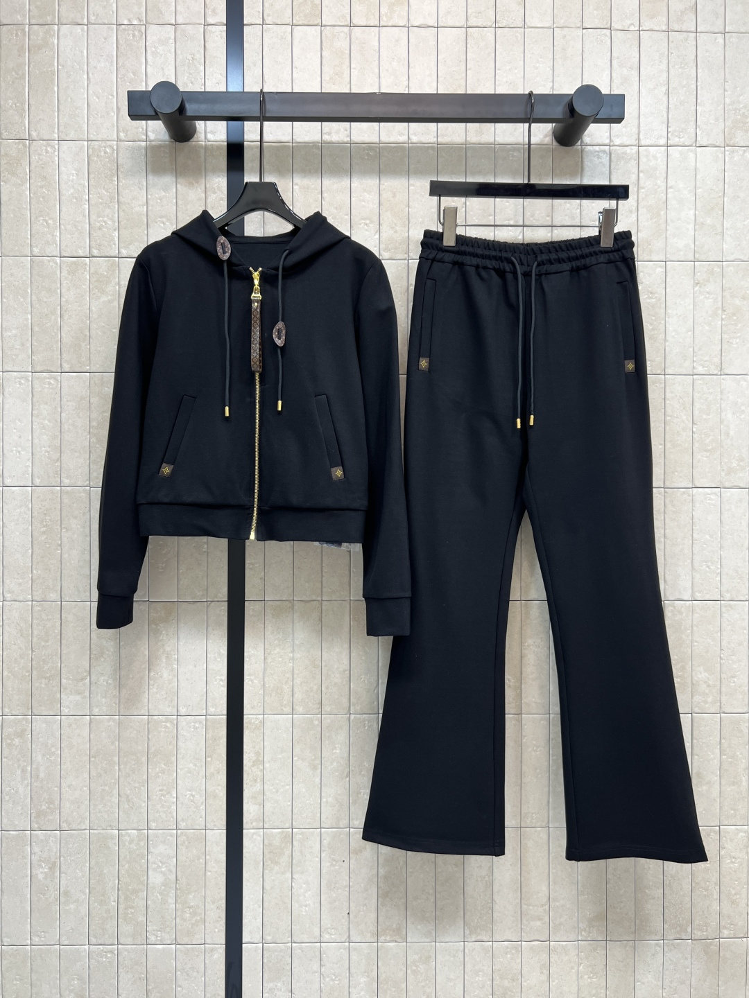 NO:504375,L's 25 autumn and winter new sports and leisure suit A casual and fashionable sports suit Hooded zipper jacket + high-waisted micro-flare pants Youthful age-reducing feeling Full of classic presbyopia leather decoration A set of upper body full of age-reducing feeling Full of upper body High-body ratio High-facing height-reducing ratio It looks good when paired separately One set for sale Two colors and three codes Size/S-M-L,,louis vuitton,jackets & coats,hats,alexander wang19860909L家25秋冬新款 运动休闲套装 一套休闲又时尚的运动套装 连帽拉链外套+高腰微喇叭裤 青春减龄感拉满 经典老花皮革装饰 一套上身减龄感拉满 上身非常显身高比例 分开搭配也很好看 一套出售 两色三码 Size/S-M-L,,louis vuitton,jackets & coats,hats,alexander wang,Women's clothing