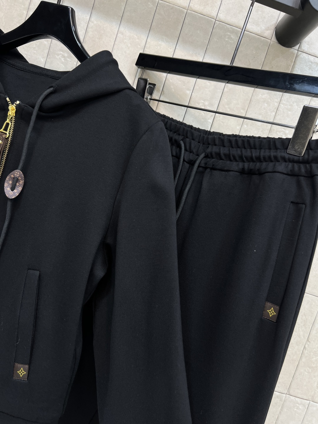 L家25秋冬新款 运动休闲套装 一套休闲又时尚的运动套装 连帽拉链外套+高腰微喇叭裤 青春减龄感拉满 经