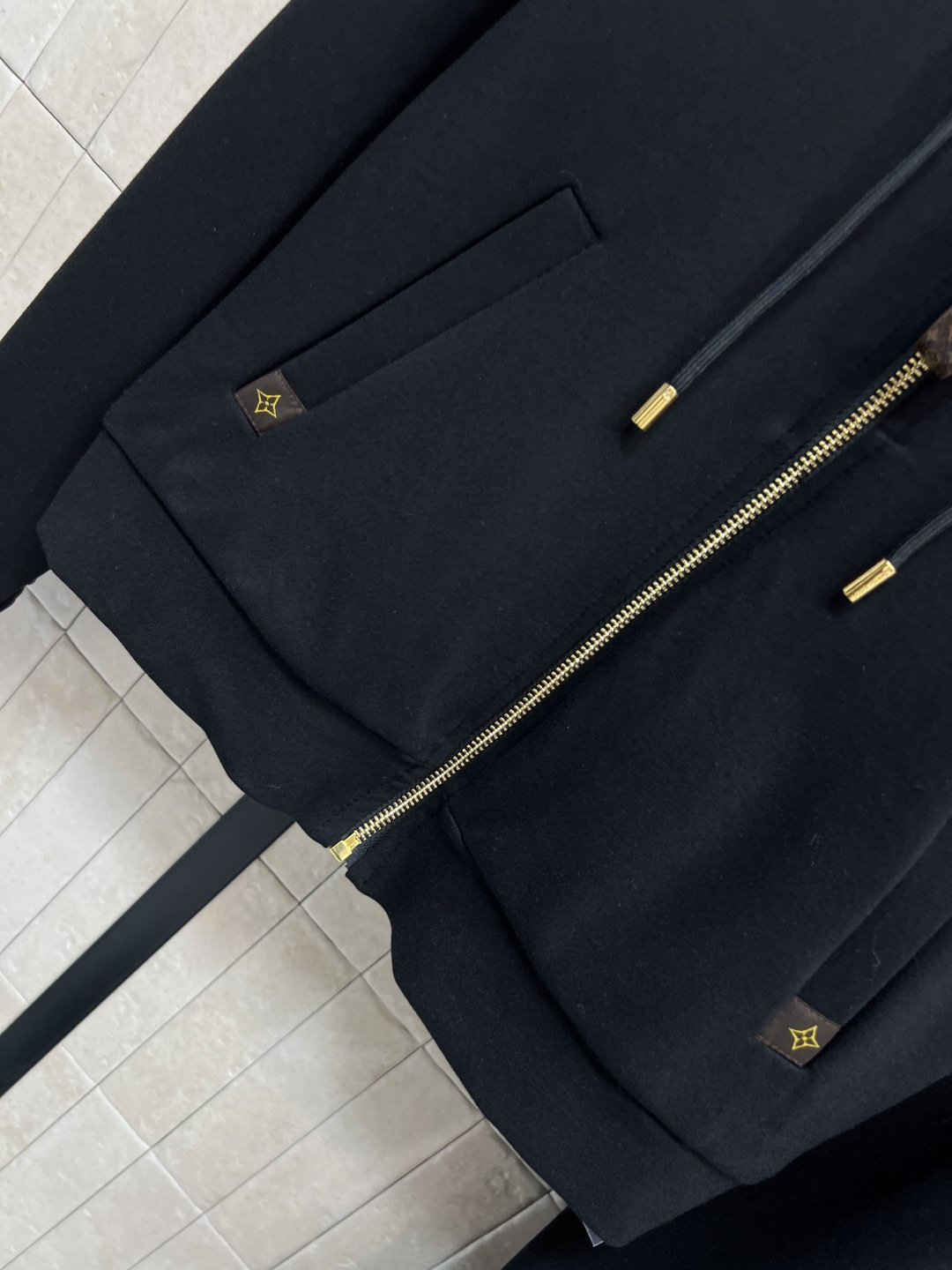 L家25秋冬新款 运动休闲套装 一套休闲又时尚的运动套装 连帽拉链外套+高腰微喇叭裤 青春减龄感拉满 经