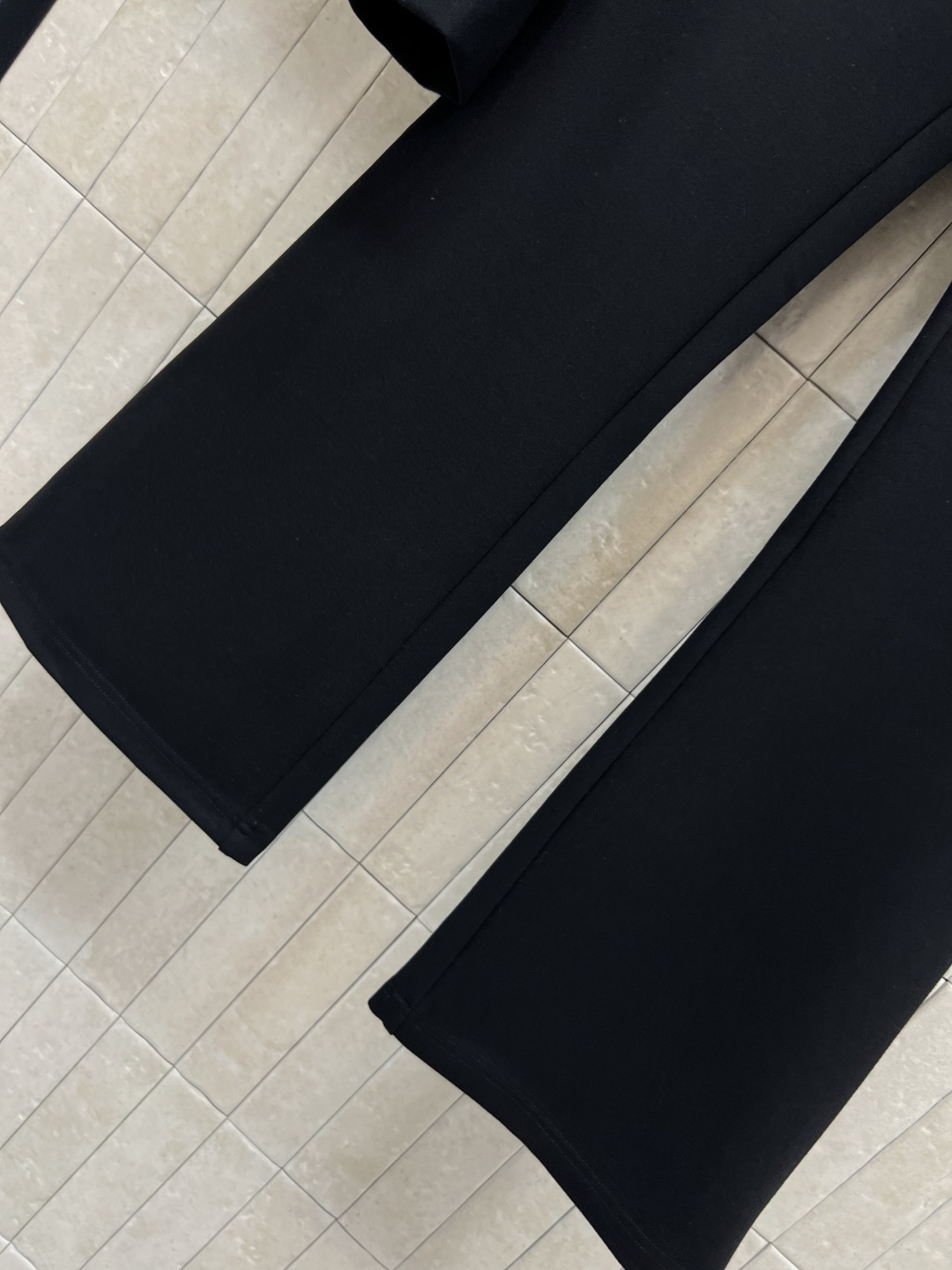 L家25秋冬新款 运动休闲套装 一套休闲又时尚的运动套装 连帽拉链外套+高腰微喇叭裤 青春减龄感拉满 经