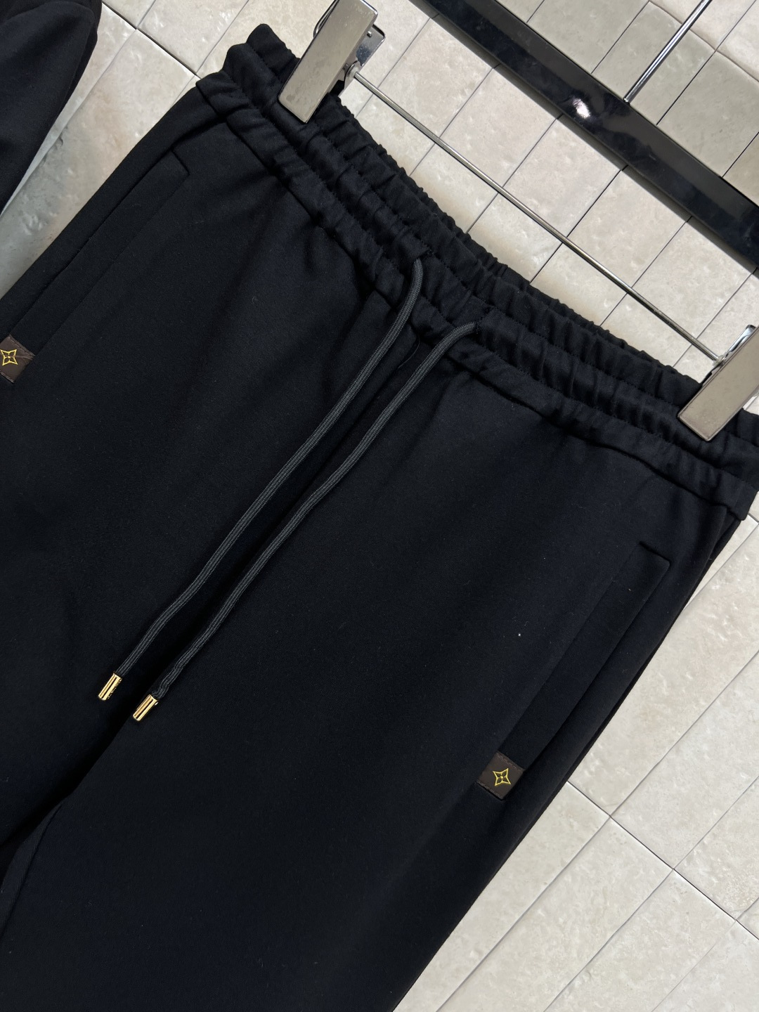 L家25秋冬新款 运动休闲套装 一套休闲又时尚的运动套装 连帽拉链外套+高腰微喇叭裤 青春减龄感拉满 经