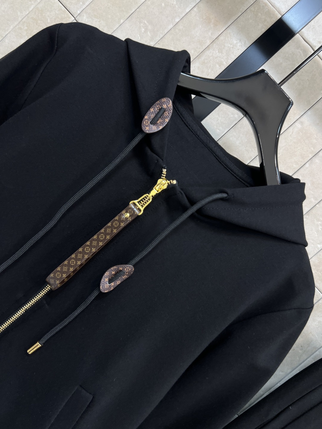 L家25秋冬新款 运动休闲套装 一套休闲又时尚的运动套装 连帽拉链外套+高腰微喇叭裤 青春减龄感拉满 经