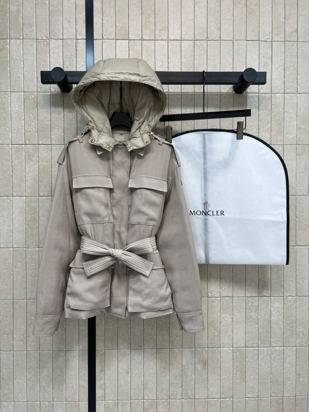 NO:504384,M-home 25 autumn and winter new style hooded lace-up work style jacket, removable hooded lapel jacket loose fitting, paired with this cloth belt, easy to divide body proportions, top body fashionable and high-end best item this season, complete three-standard dust bag, two colors and four-code 1-2-3-4,,jackets & coats,jackets & coats,hats,alexander wang19860909配防尘袋M家 25秋冬新款 连帽系带工装风夹克外套 可拆卸连帽翻领夹克宽松版型 搭配本布腰带 轻松分割身材比例上身时髦又高级 本季最佳单品 三标齐全配防尘袋 两色四码1-2-3-4,,jackets & coats,jackets & coats,hats,alexander wang,Women's clothing