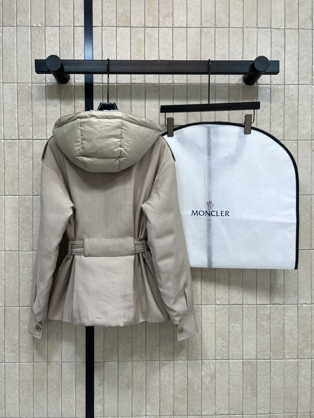 M家 25秋冬新款 连帽系带工装风夹克外套 可拆卸连帽翻领夹克宽松版型 搭配本布腰带 轻松分割身材比例上