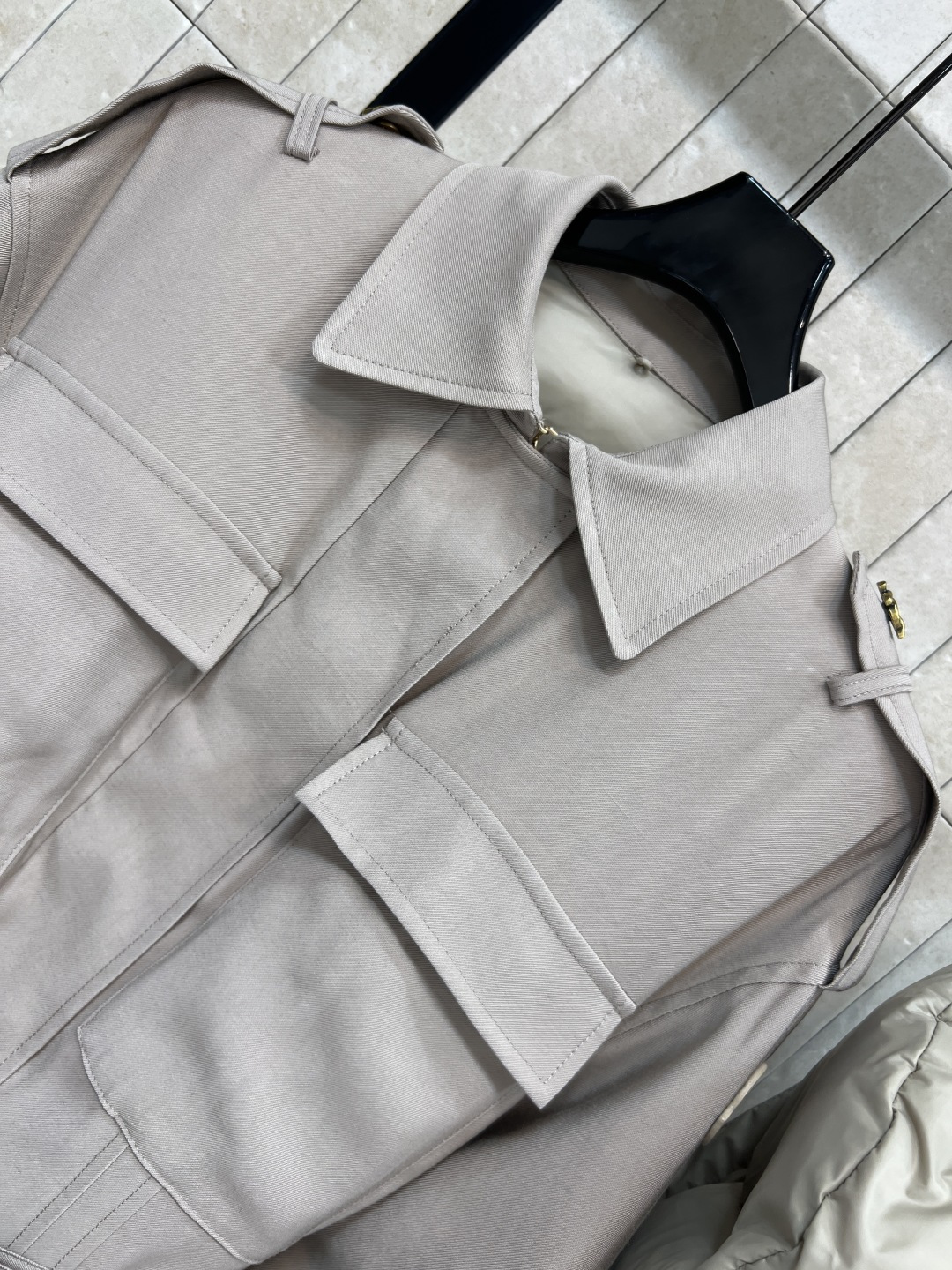 M家 25秋冬新款 连帽系带工装风夹克外套 可拆卸连帽翻领夹克宽松版型 搭配本布腰带 轻松分割身材比例上