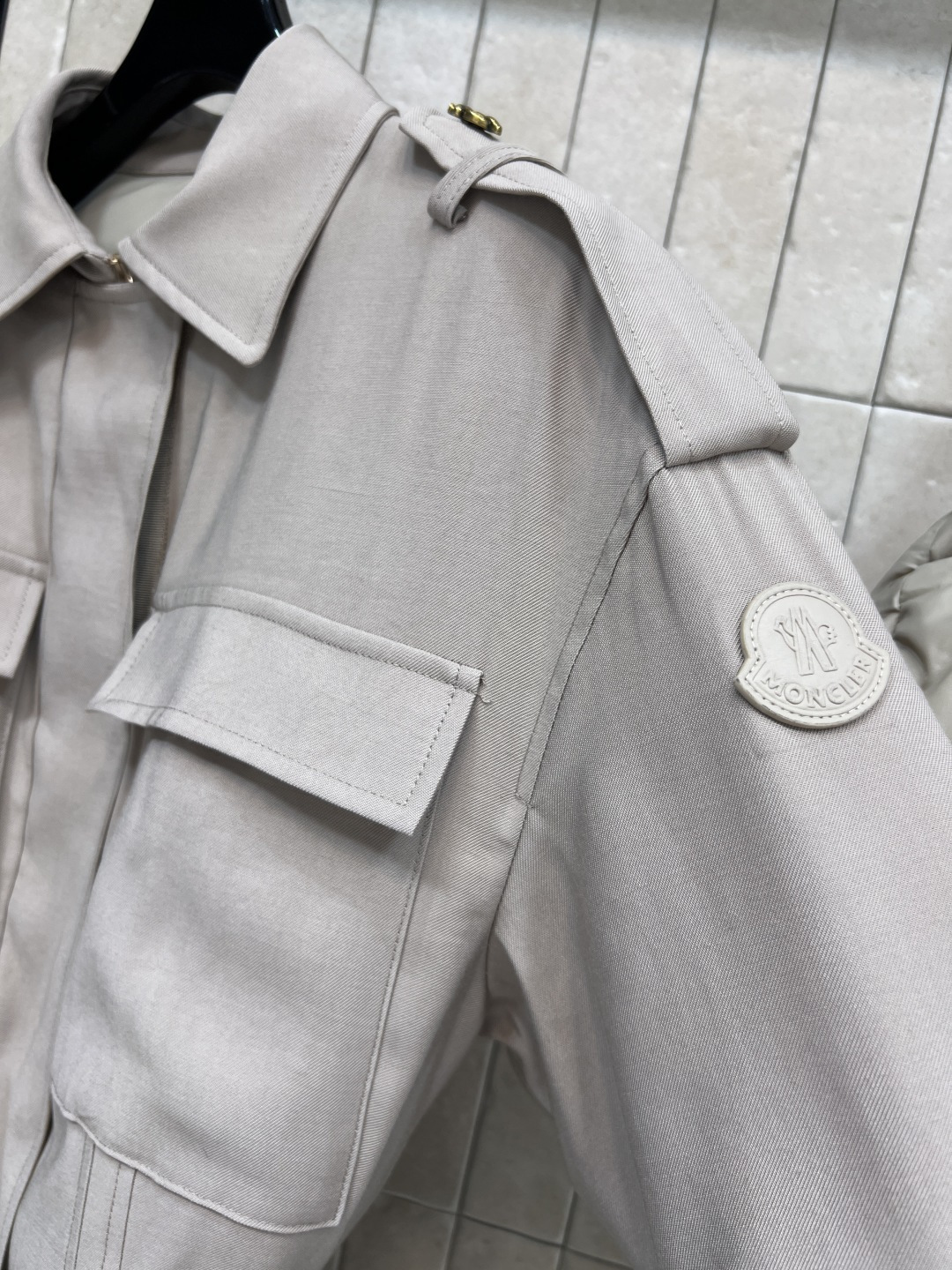 M家 25秋冬新款 连帽系带工装风夹克外套 可拆卸连帽翻领夹克宽松版型 搭配本布腰带 轻松分割身材比例上