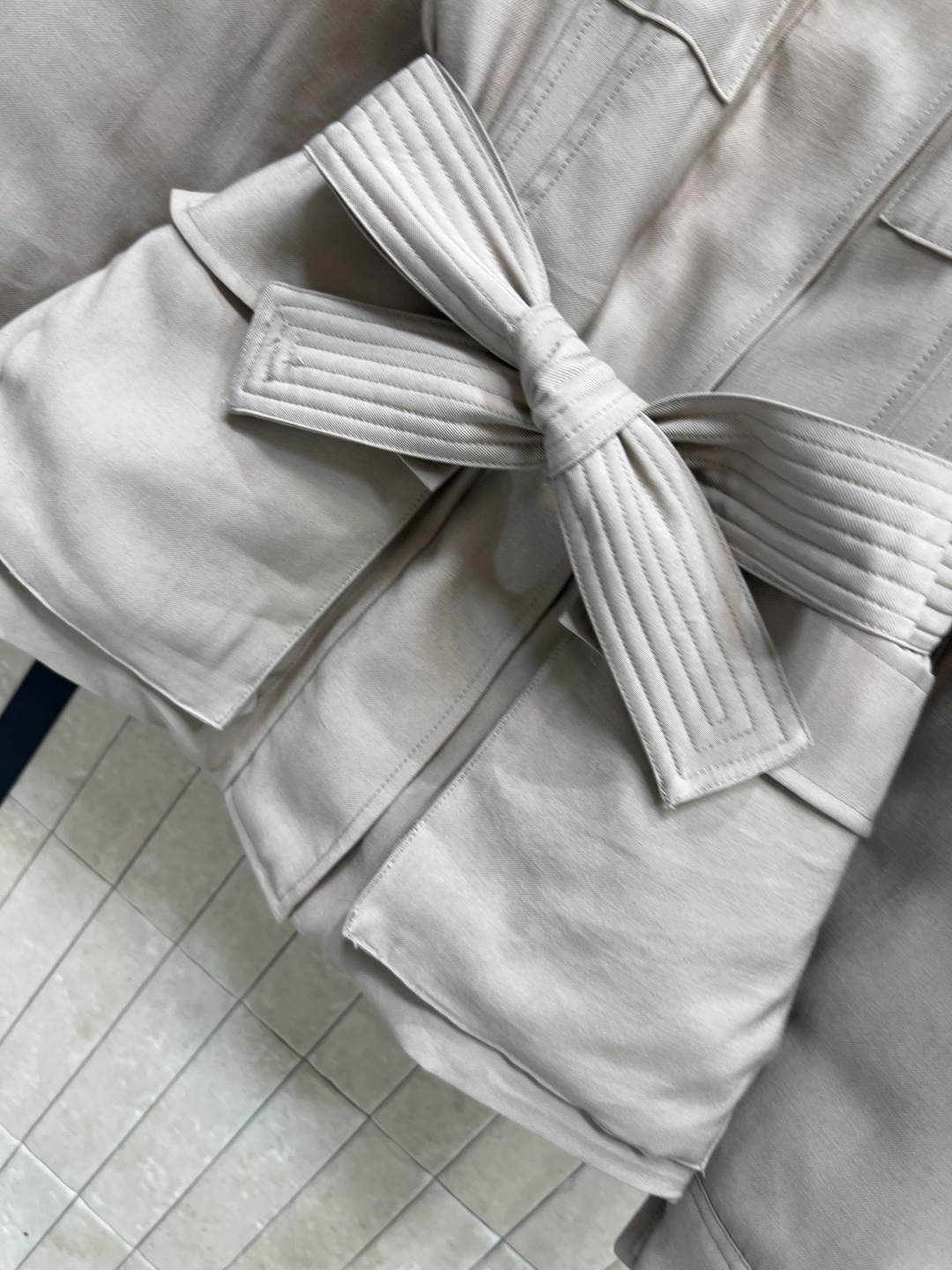 M家 25秋冬新款 连帽系带工装风夹克外套 可拆卸连帽翻领夹克宽松版型 搭配本布腰带 轻松分割身材比例上