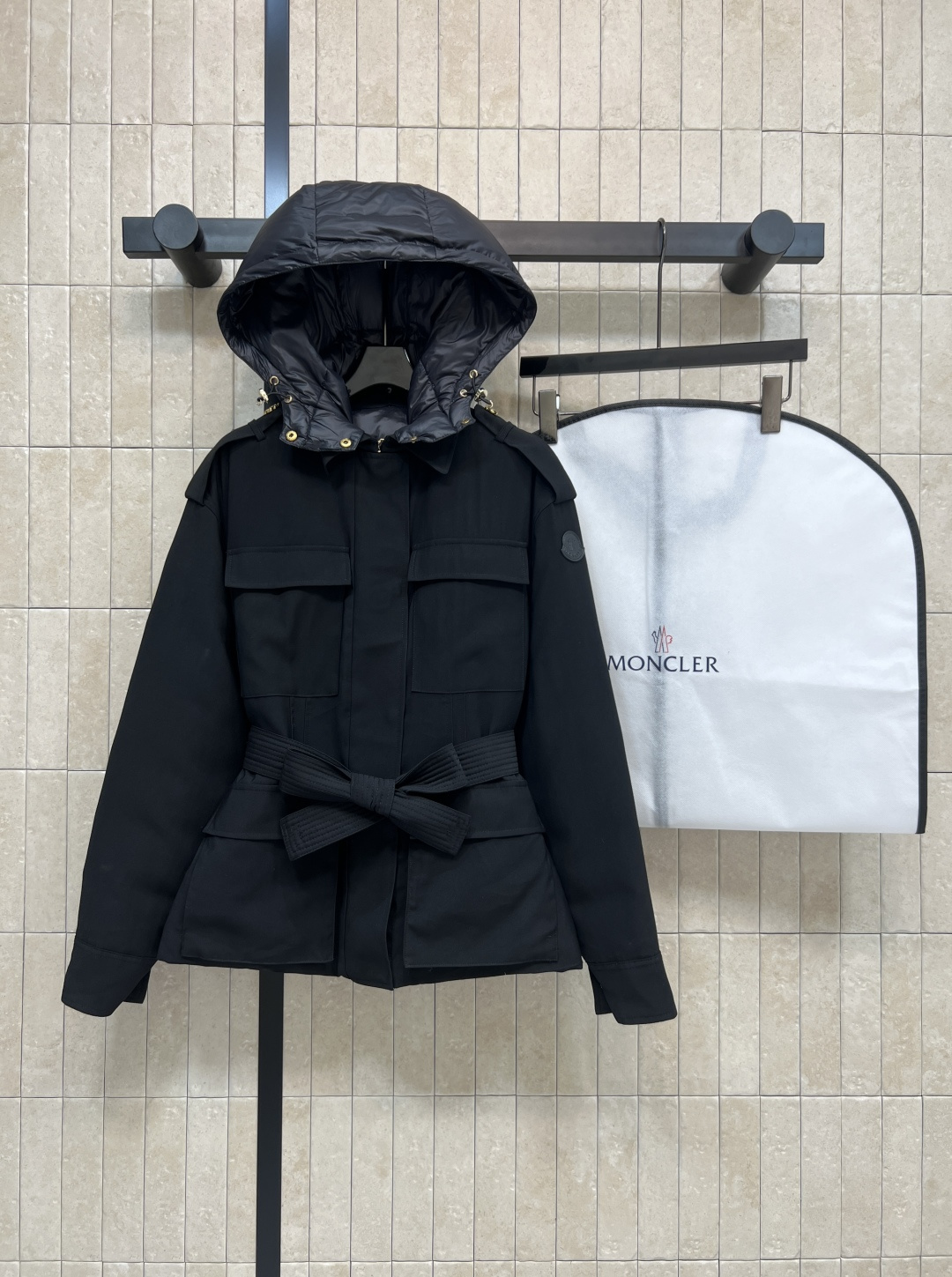 NO:504393,M-home 25 autumn and winter new style hooded lace-up work style jacket, removable hooded lapel jacket loose fitting, paired with this cloth belt, easy to divide body proportions, top body fashionable and high-end best item this season, complete three-standard dust bag, two colors and four-code 1-2-3-4,,jackets & coats,jackets & coats,hats,alexander wang19860909配防尘袋M家 25秋冬新款 连帽系带工装风夹克外套 可拆卸连帽翻领夹克宽松版型 搭配本布腰带 轻松分割身材比例上身时髦又高级 本季最佳单品 三标齐全配防尘袋 两色四码1-2-3-4,,jackets & coats,jackets & coats,hats,alexander wang,Women's clothing